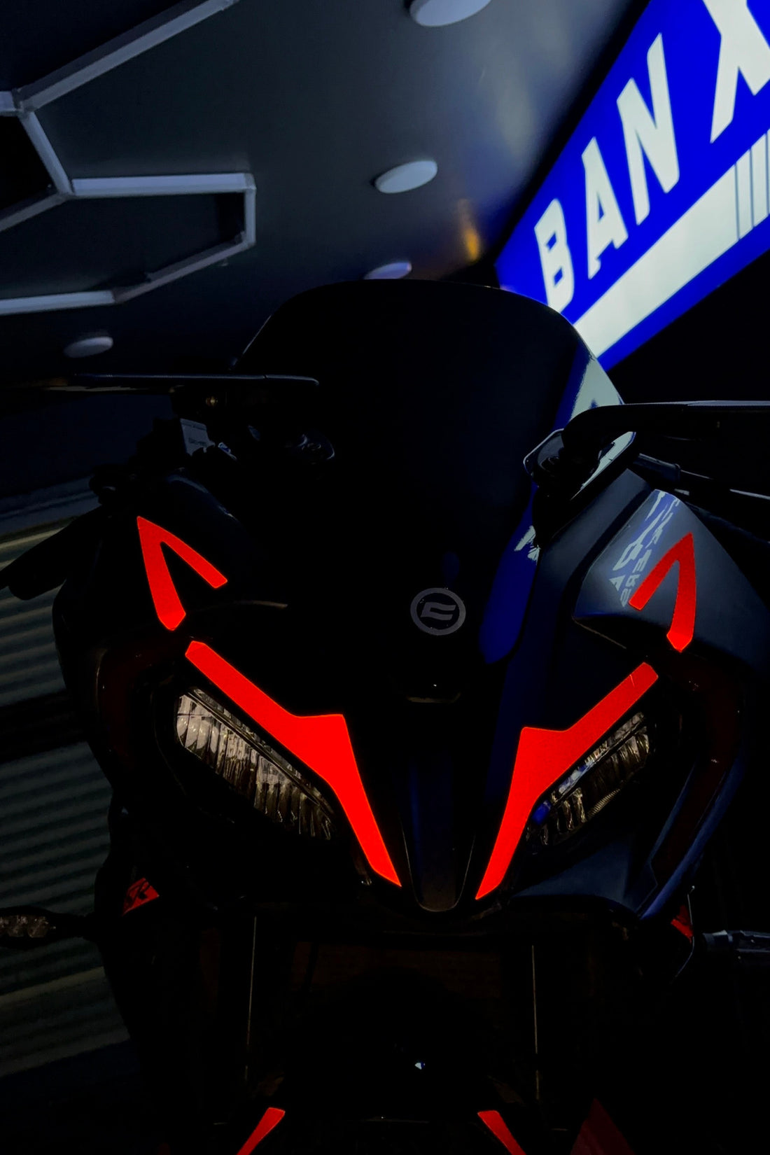 CFMOTO SR250 için Reflektörlü Far Kaşı Sticker Etiket Seti
