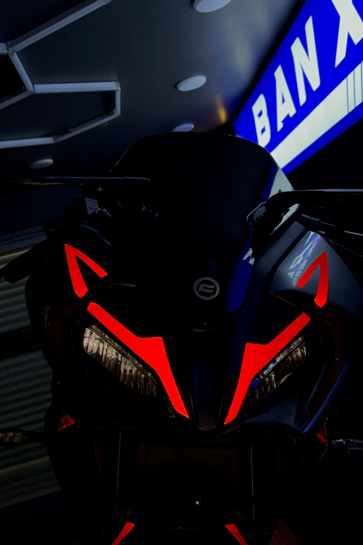 CFMOTO SR250 için Reflektörlü Far Kaşı Sticker Etiket Seti