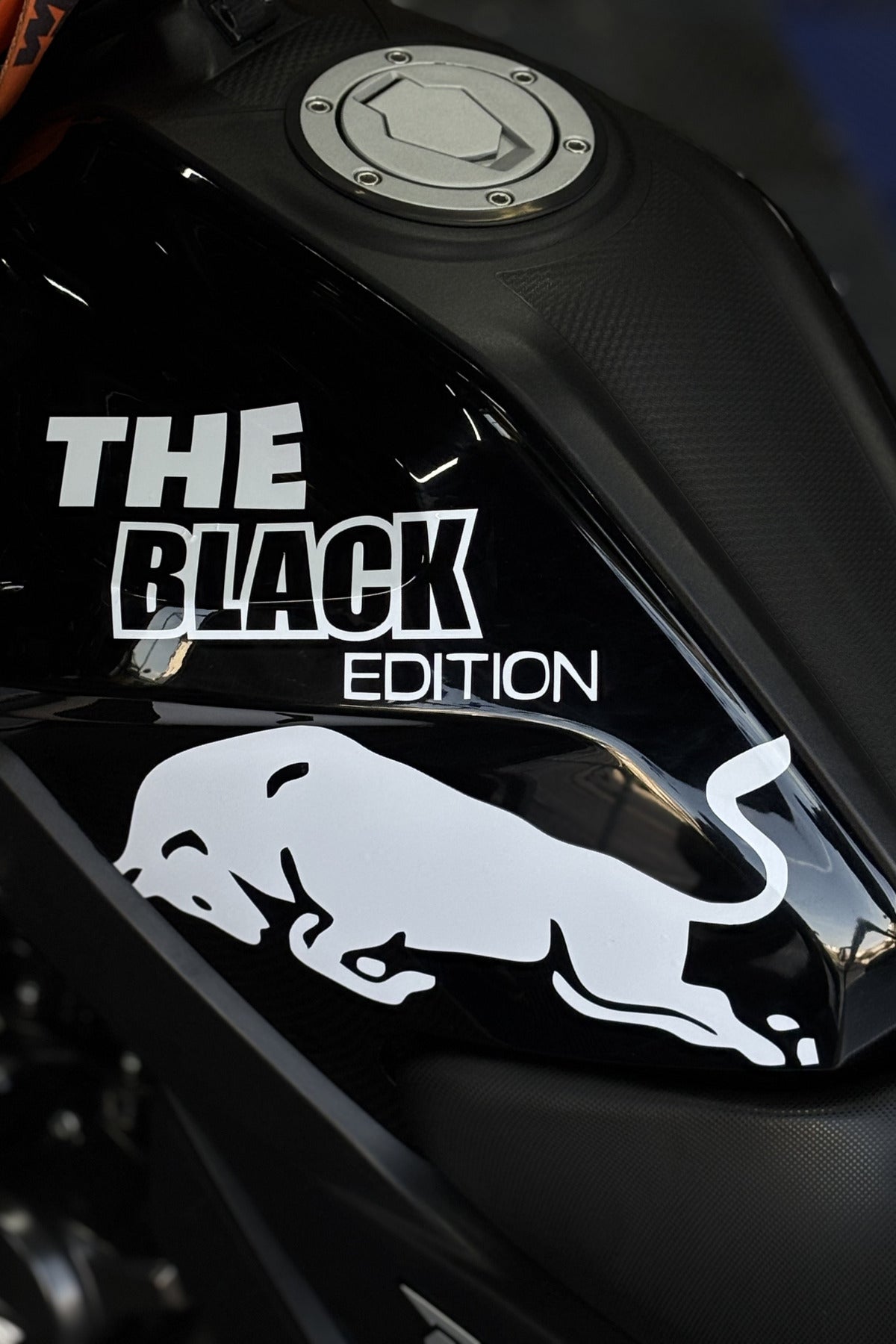 Motosiklet ve Kask için Boğa Black Edition Sticker Etiket (Tek Taraf)