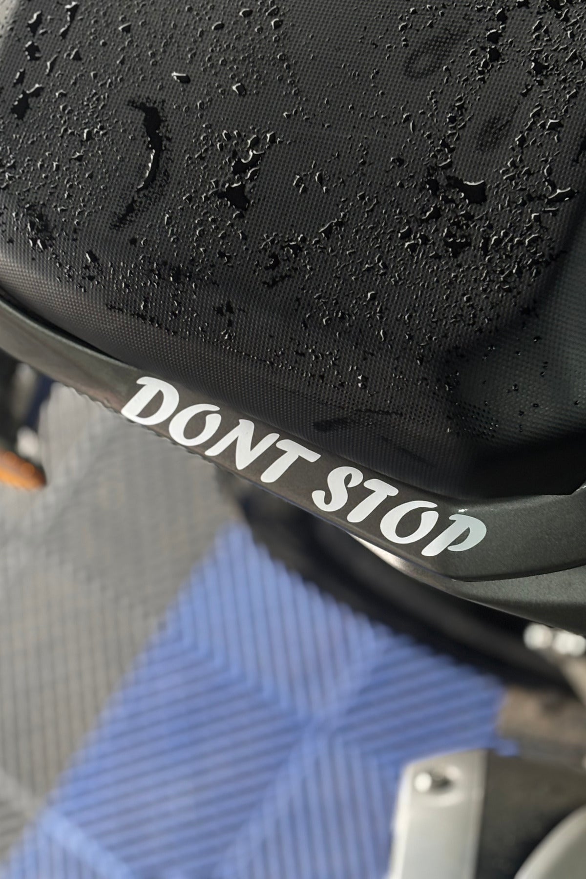 Motosiklet için Beyaz Renk Komik Yazı Dont Stop Sticker Etiket (15CMX2CM)