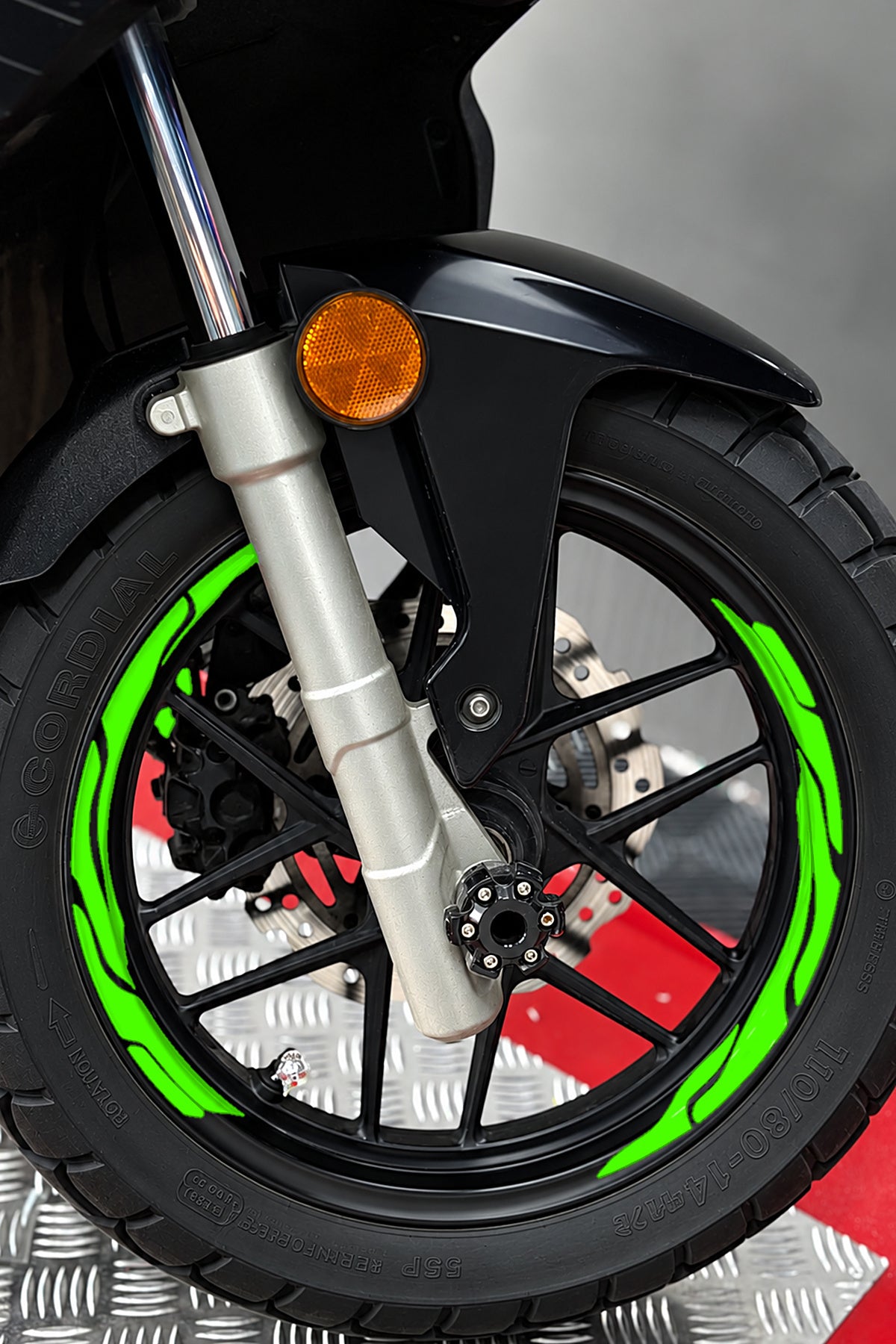 Scooter Grubu için 13-14-15 Jant Uyumlu Kesikli V2 Jant Şeridi Sticker Seti (Ön-Arka Tam Yeterli)