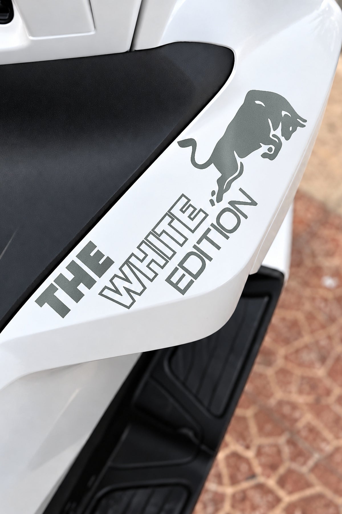 Honda PCX için The White Edition Boğa Enerji Sticker Etiket (1 Adet)
