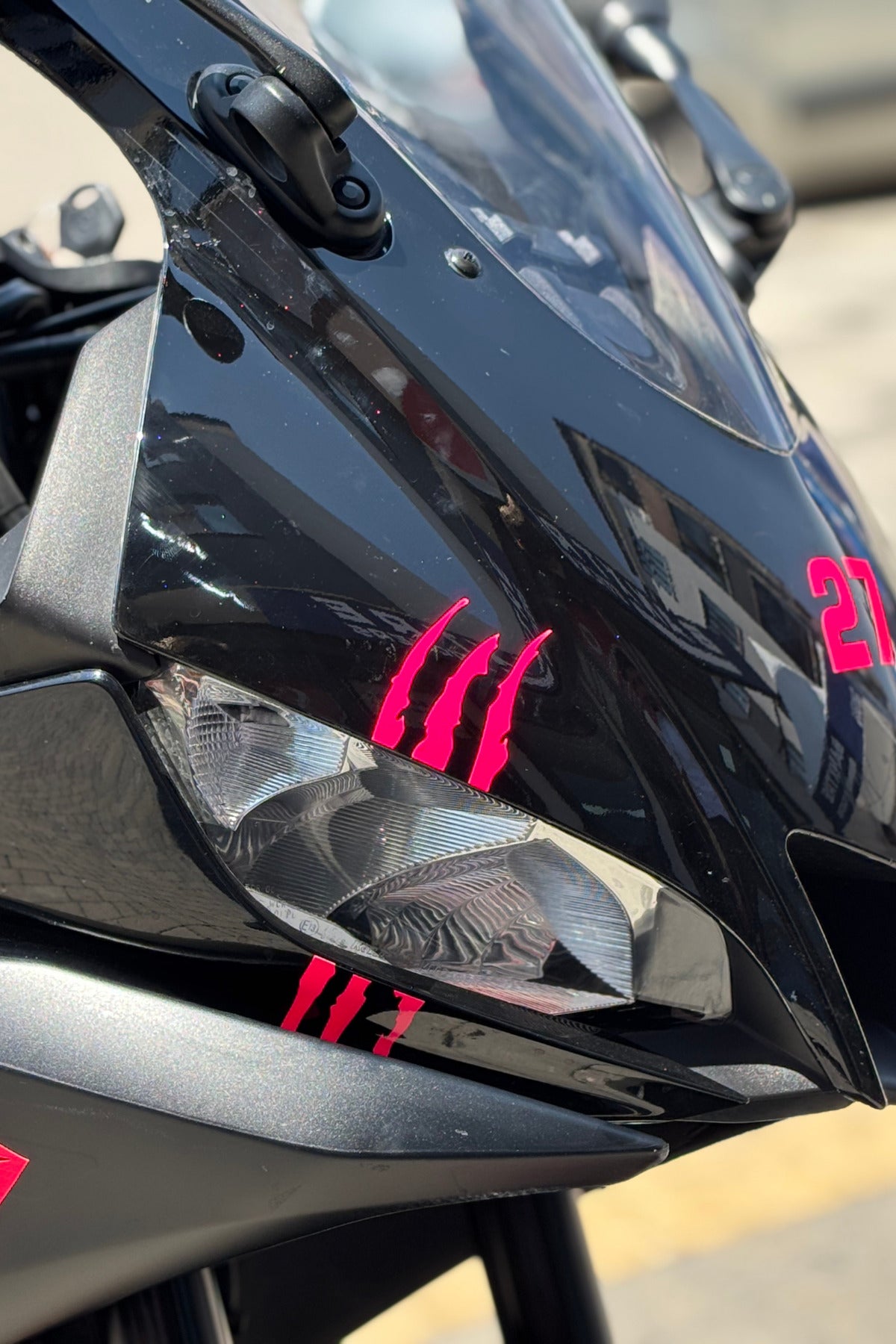 Kask ve Motor için Pembe Renk Pençe İzi Sticker Etiket