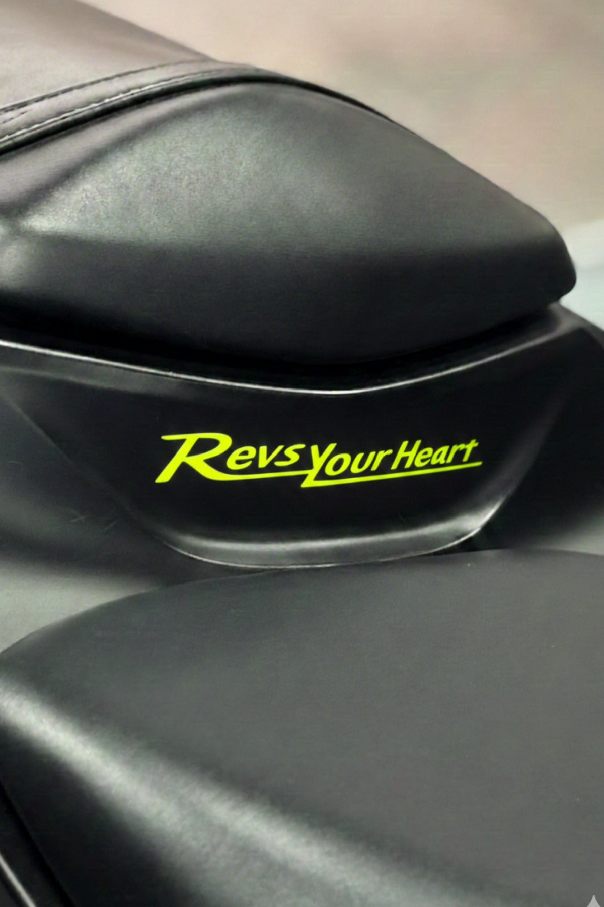 Yamaha Motor Grubu için Revs Your Heart Yazılı Sticker (14CMX2.5CM)(1 Adet)