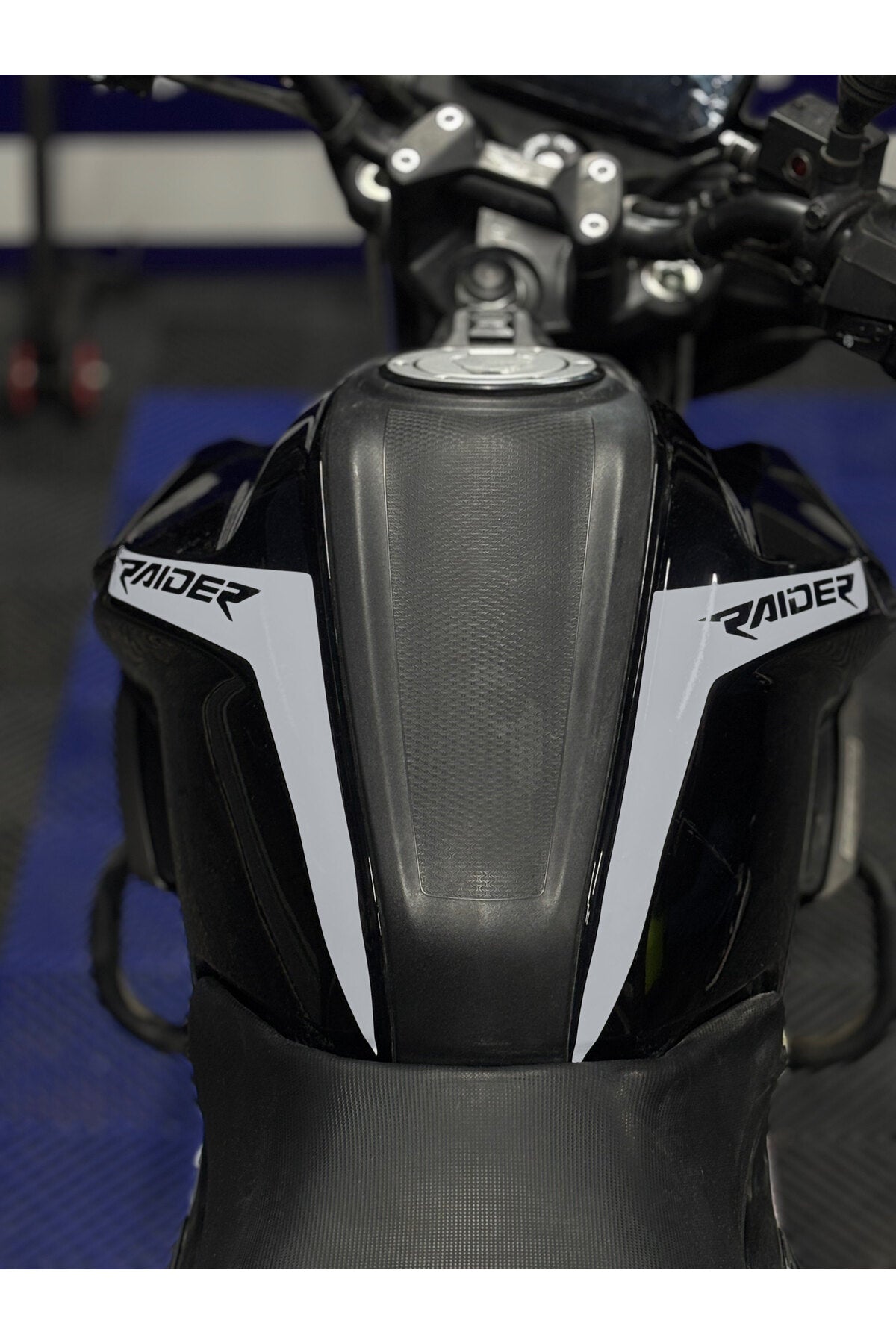 TVS Raider 125 için Raider Yazılı Depo Kordon sticker Etiket (Sağ ve Sol)