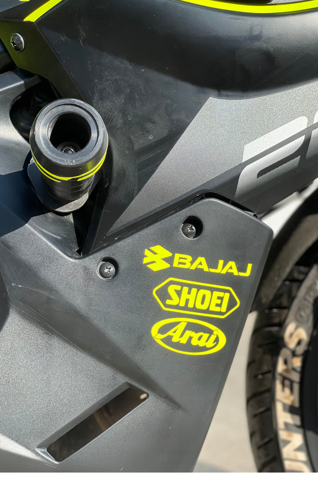 Bajaj Motor Grubu için Sponsor Seti Neon Sarı Shoei-Arai-Bajaj Sticker Etiket 10CMx8CM (1 Adet)