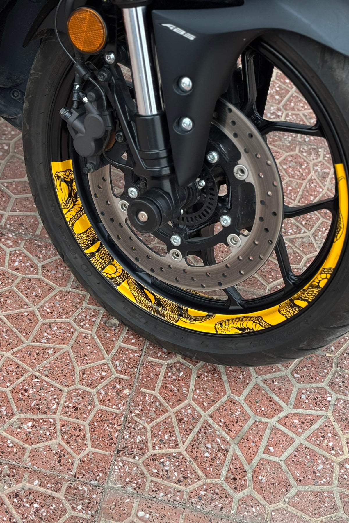 Motosiklet 17 Inch Uyumlu Reflektörlü Sarı Yılan Desenli Yarım Jant Şeridi Sticker Seti (4 Parça)