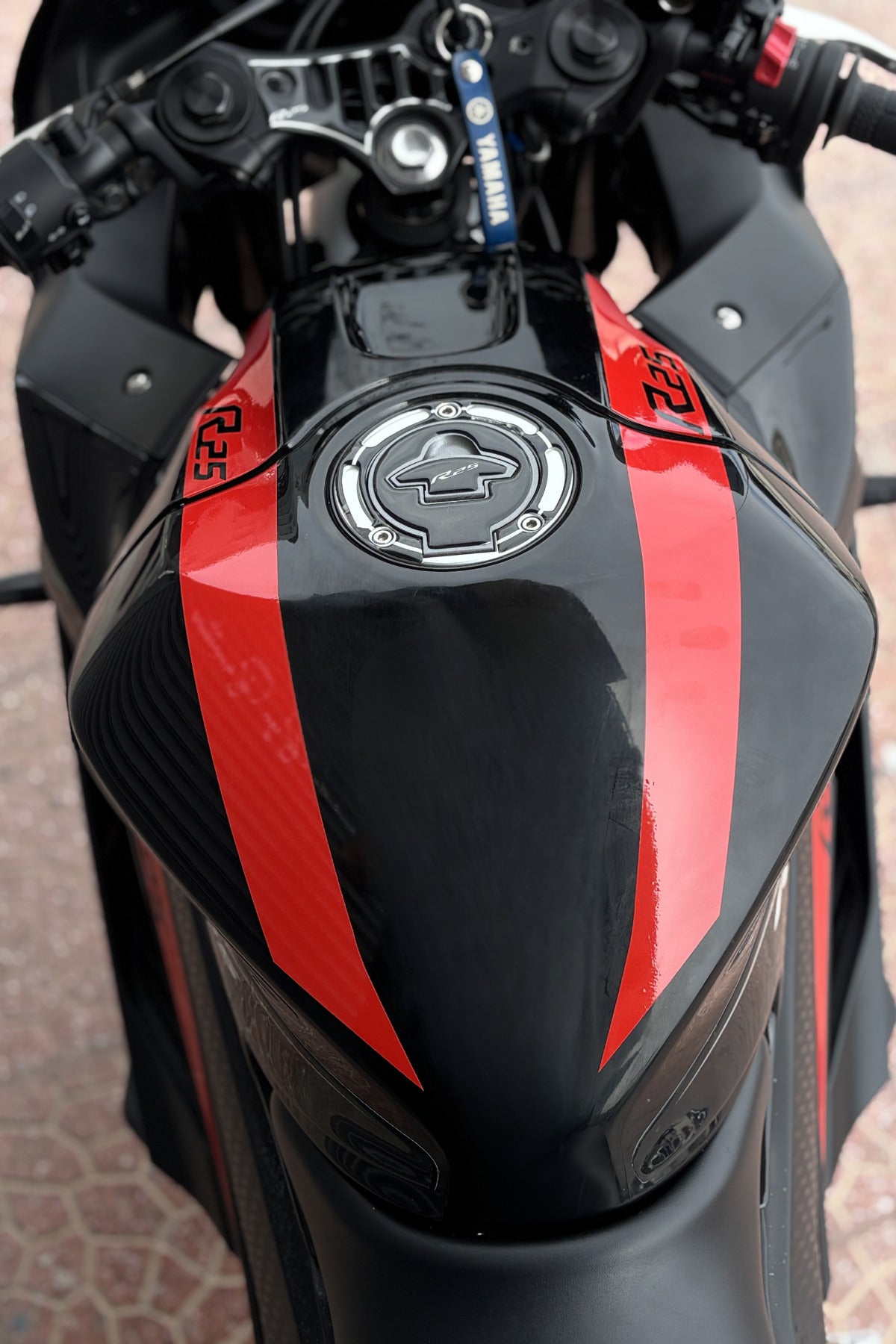Yamaha R25 için Depo Üstü Kordon Sticker Seti (Sağ ve Sol) (2019-2020-2021-2022-2023-2024)