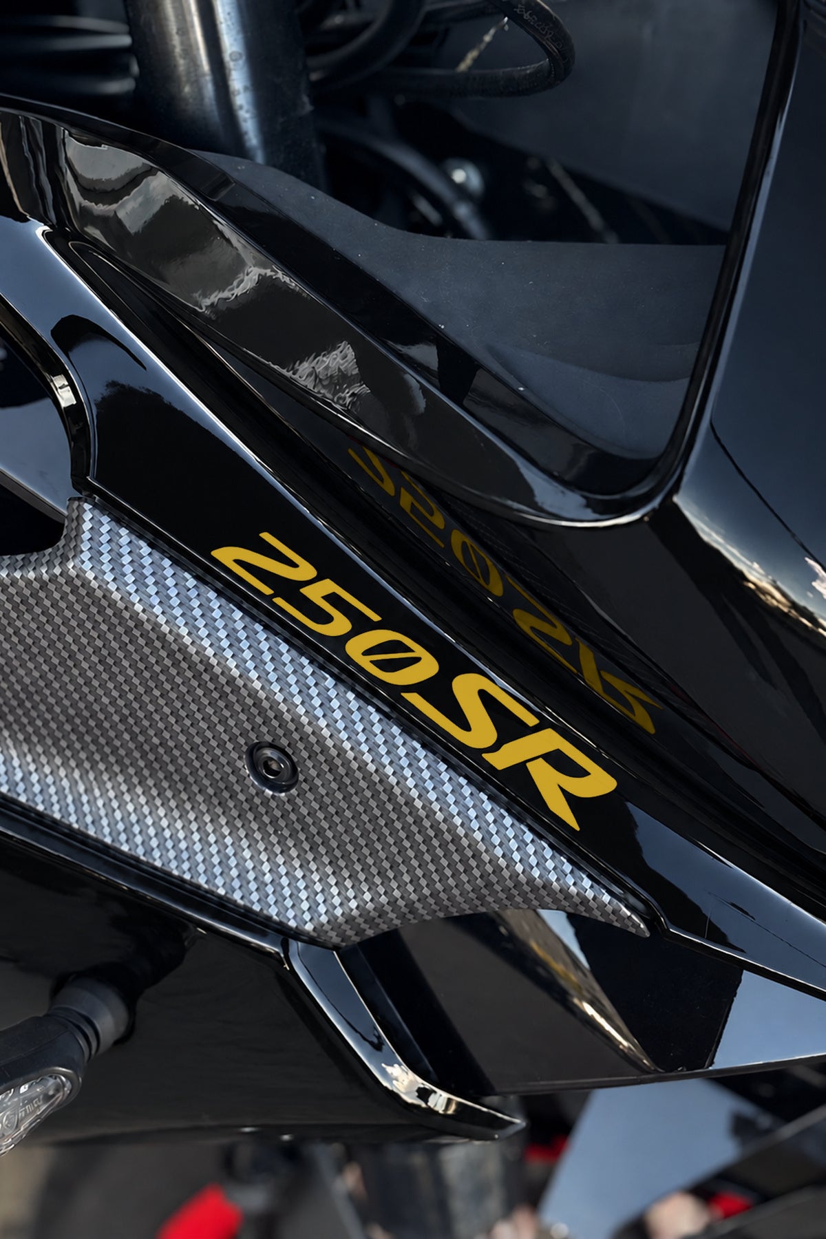 CFMOTO SR250 için Ön Grenajlar için Orijinal 250SR Yazı Sticker Etiket (12CMx2CM) (2 Adet)