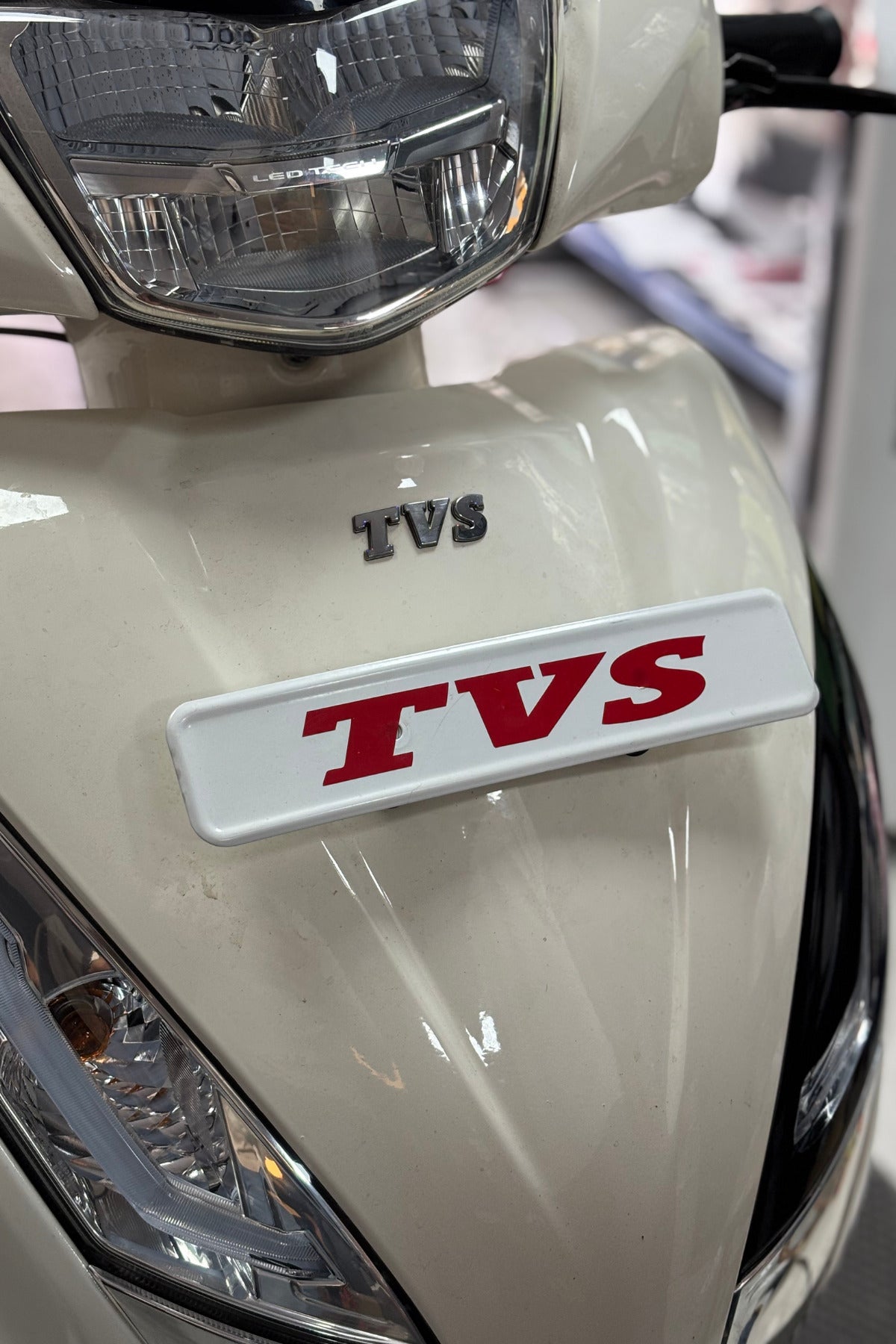 TVS Jupiter için Ön Plakalık için Kırmızı TVS Yazısı Sticker Etiket (1 Adet)