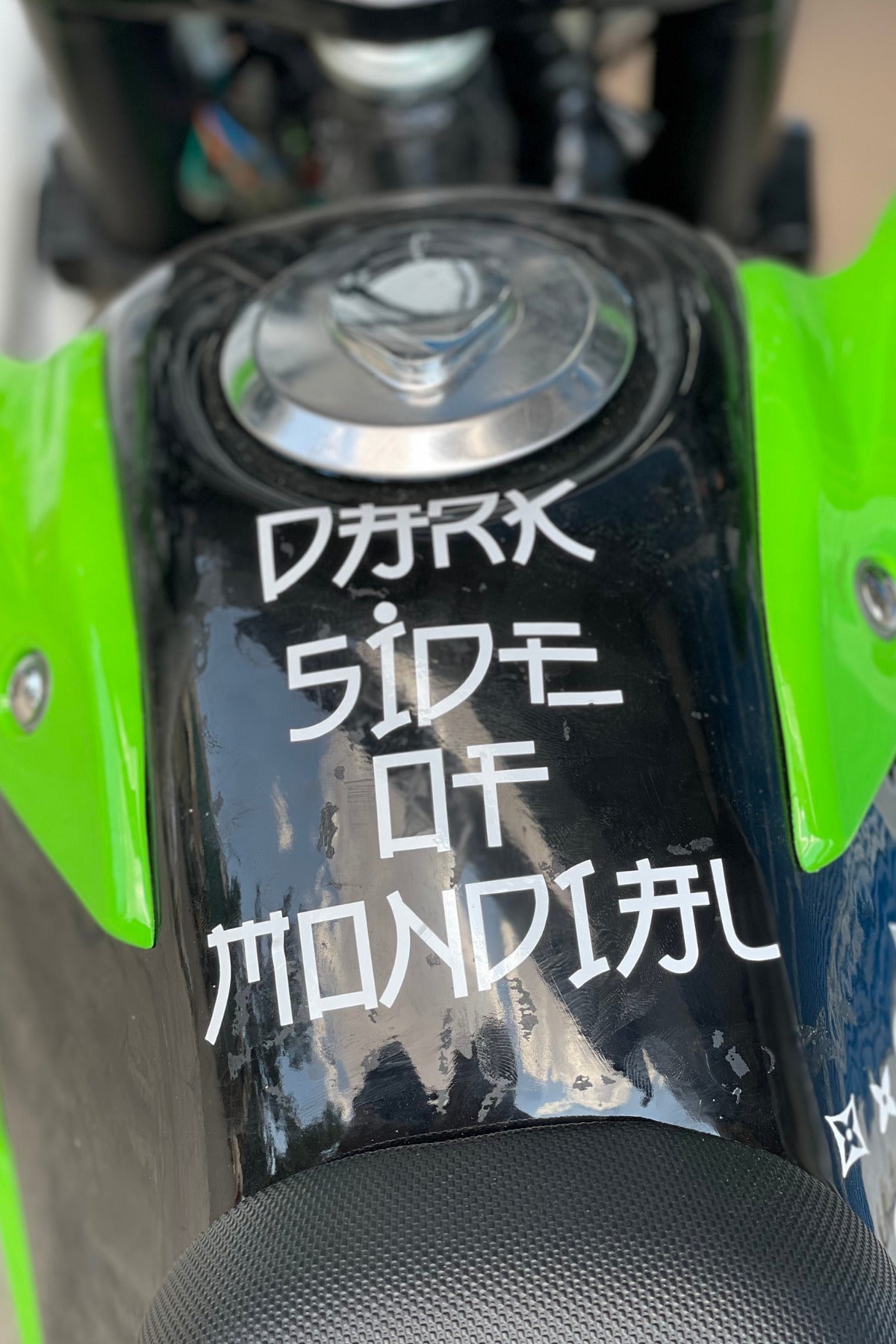 Dekoratif Mondial Motorlar için Dark Side of Mondial Stickerı Beyaz Renk Etiket