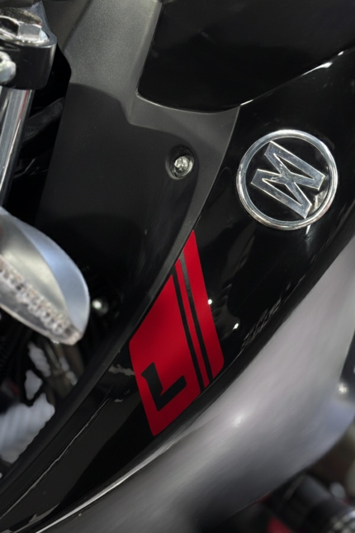Mondial Drift-L için Logo Önü L Harfli Detay Sticker (Sağ ve Sol)