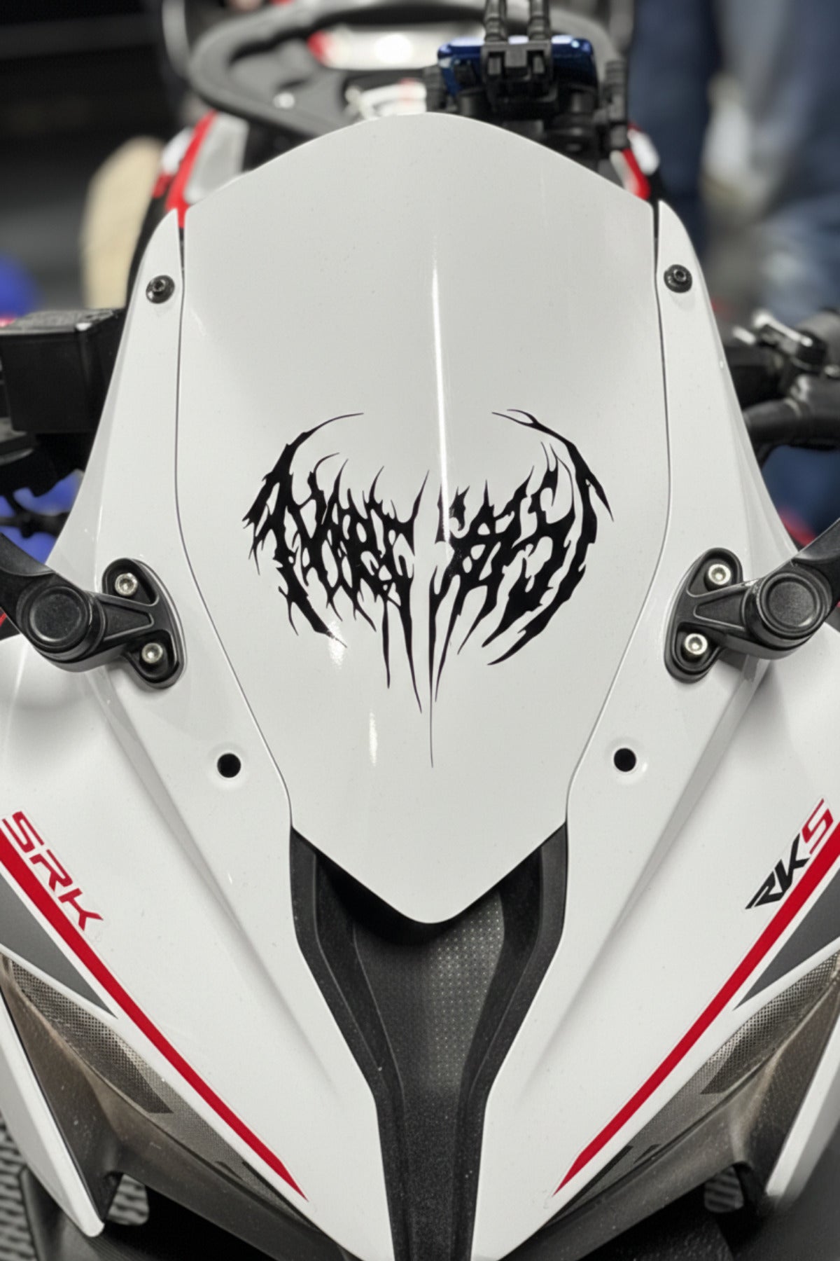 Motosiklet Ön Cam ve Kaska Uyumlu Gotik Tribal Sticker