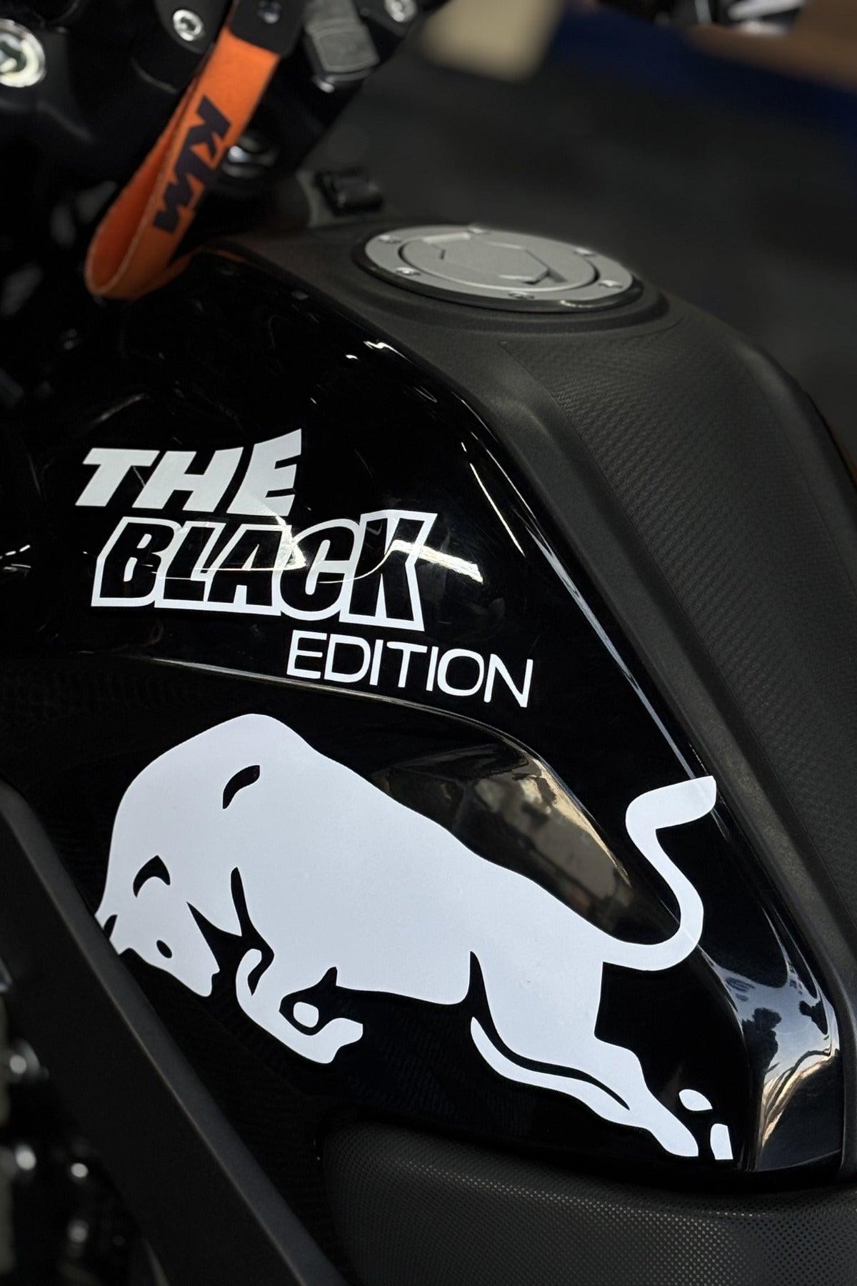 Motosiklet ve Kask için Boğa Black Edition Sticker Etiket (Tek Taraf)