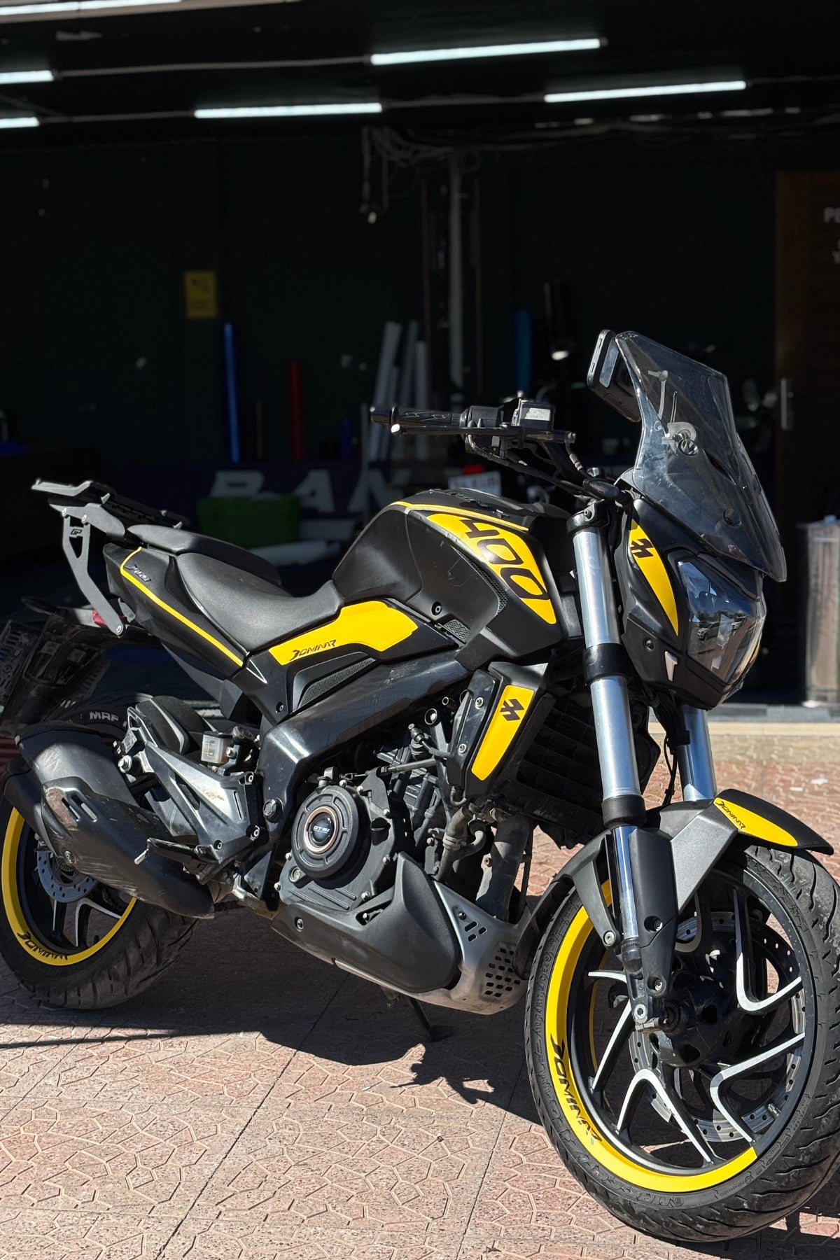 Bajaj Dominar 400 için Mat Sarı Baskılı Komple Sticker Seti