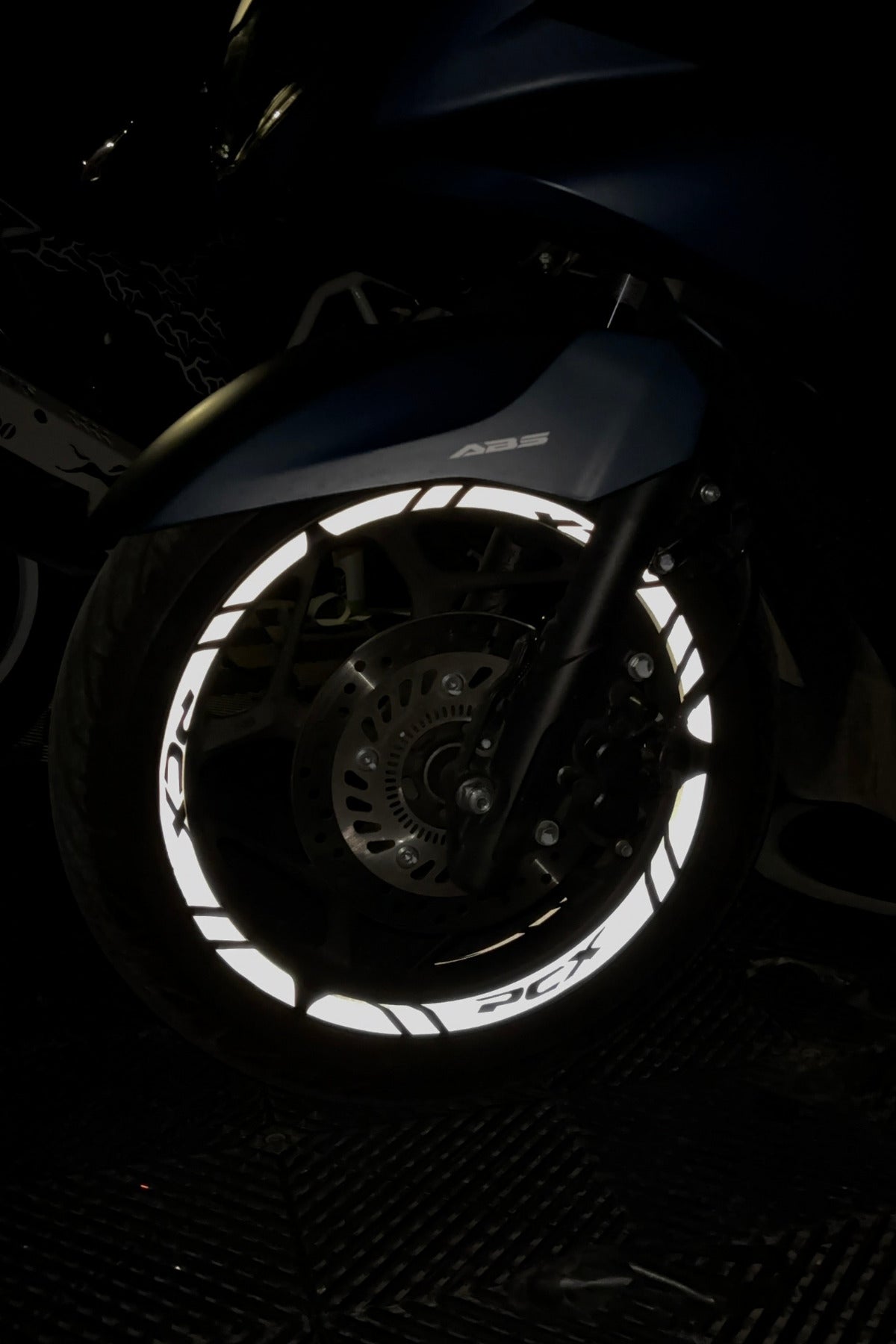 Honda PCX için Tüm Yıllara Uyumlu Ultra Reflektörlü Gece Işıkta Parlayan Jant Şeridi (12 parça)