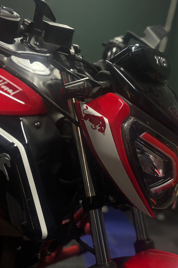 TVS Raider için Beyaz Renk Boğa Enerji Detaylı Far Kaşı Sticker Etiket (Sağ ve Sol)