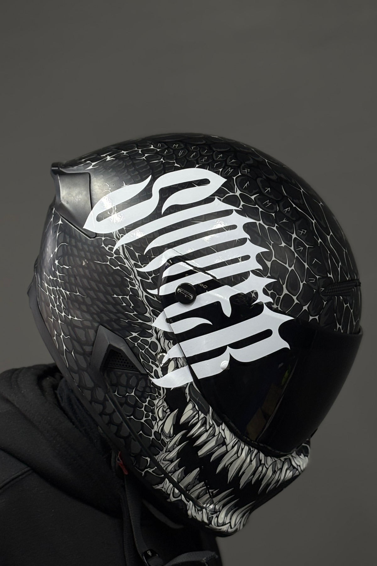 Kask için Gotic Yazı Tipiyle Sinner Beyaz Renk Sticker (22CMx17CM)