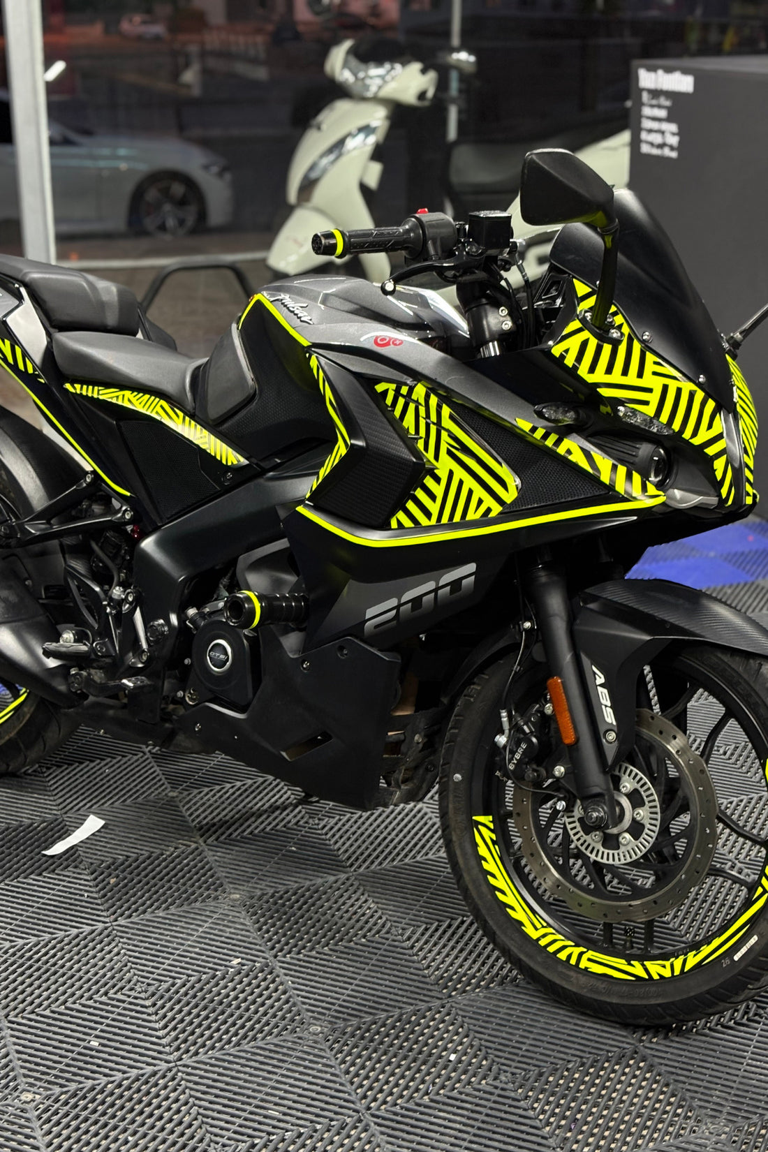 Bajaj Pulsar RS200 için Neon Sarı İlüzyonlu Komple Detay Sticker Seti