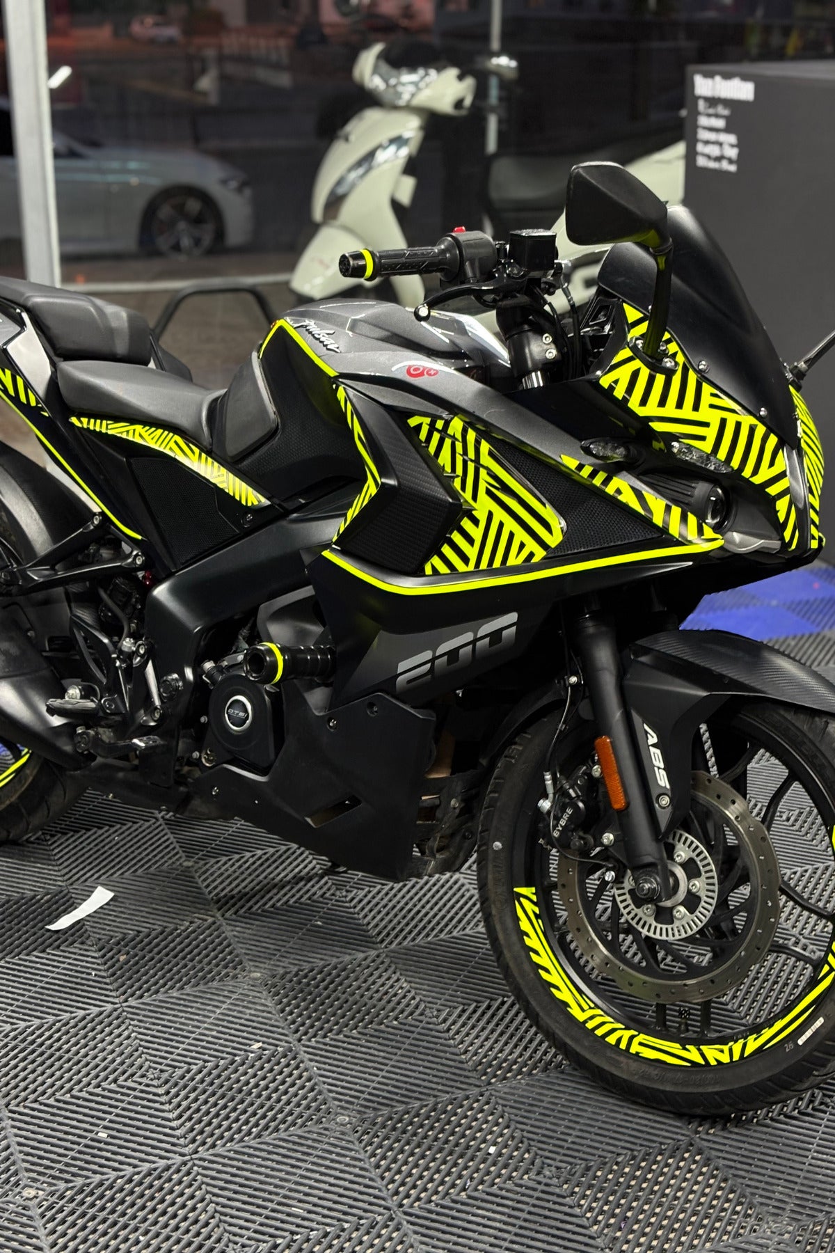 Bajaj Pulsar RS200 için Neon Sarı İlüzyonlu Komple Detay Sticker Seti