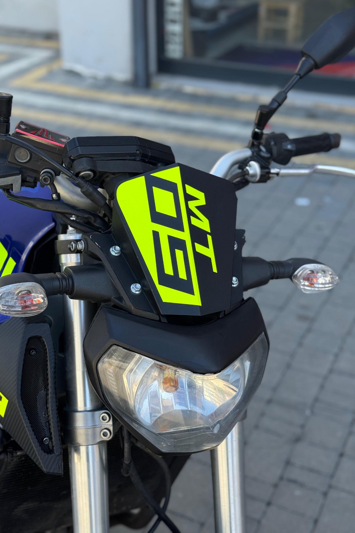 Yamaha MT-09 için Neon Sarı Kafa Sticker Etiket (1 Adet)