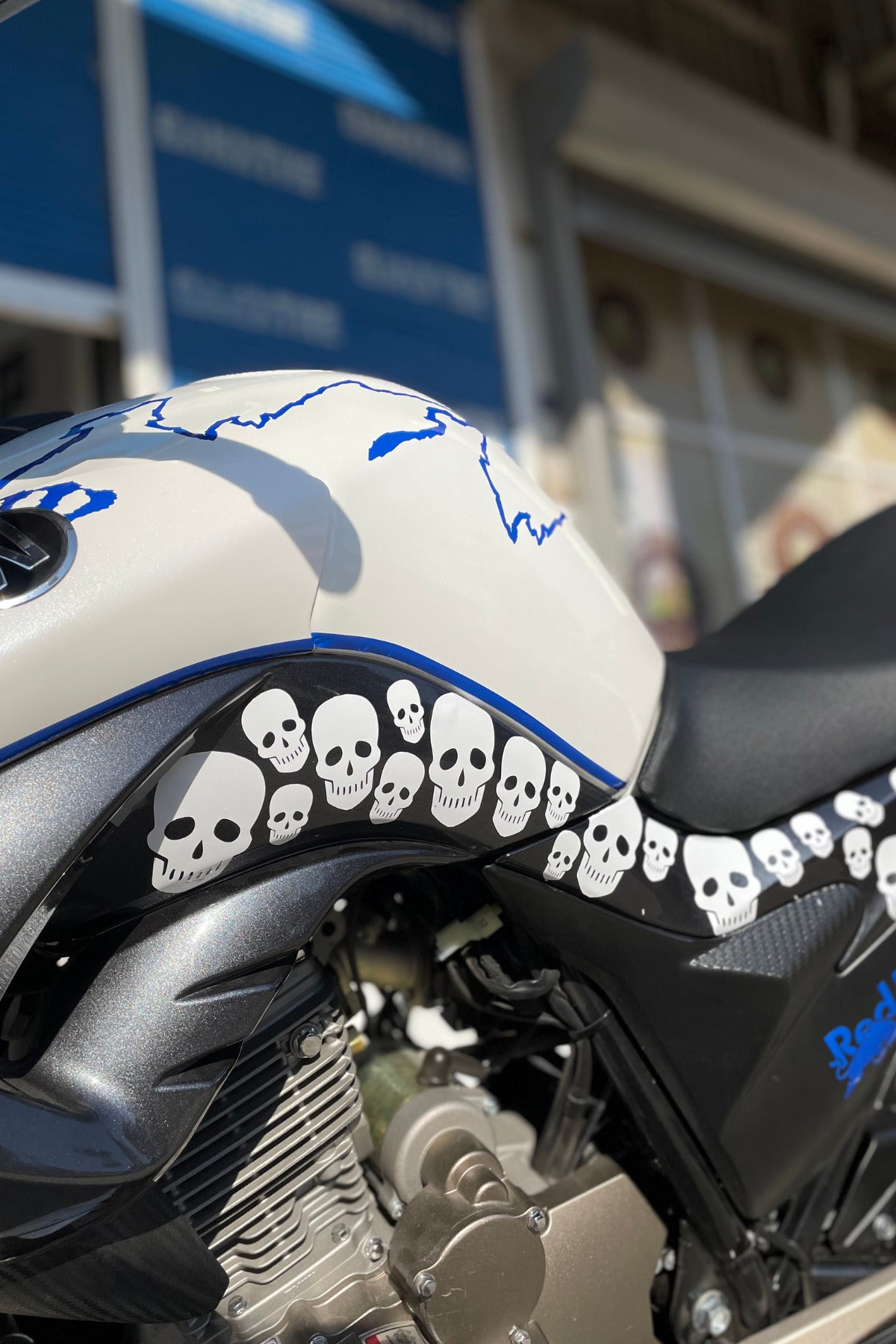Motor-Kask-Araba için Beyaz Renk Kuru Kafa Görünümlü İskelet Etiketi Sticker