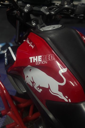 TVS Raider için Beyaz Renk The Red Edition Boğa Enerji Sticker Seti (Sadece TEK Taraf)