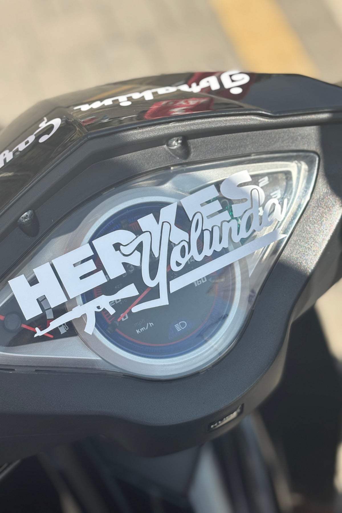 Motor-Araba ve Kask için Beyaz Renk Herkes Yolunda Sticker Etiket (1 Adet)(15CM)