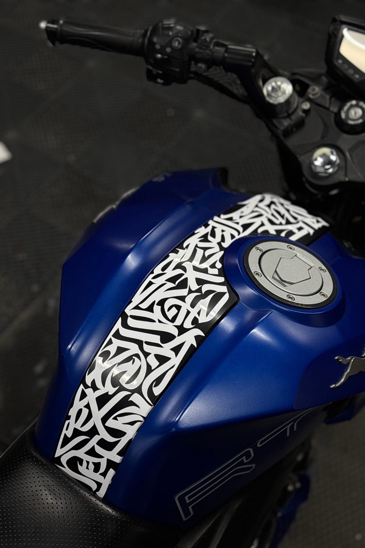 TVS RTR için Uyumlu Orta Panel Kaligrafi Tribal Desen Sticker