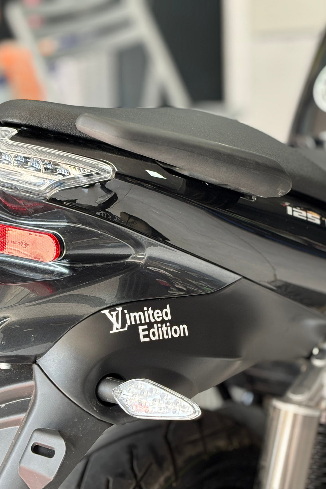 Motor-Araba-Kask için Beyaz Renk L.V Limited Edition Sticker Etiket (1 Adet)