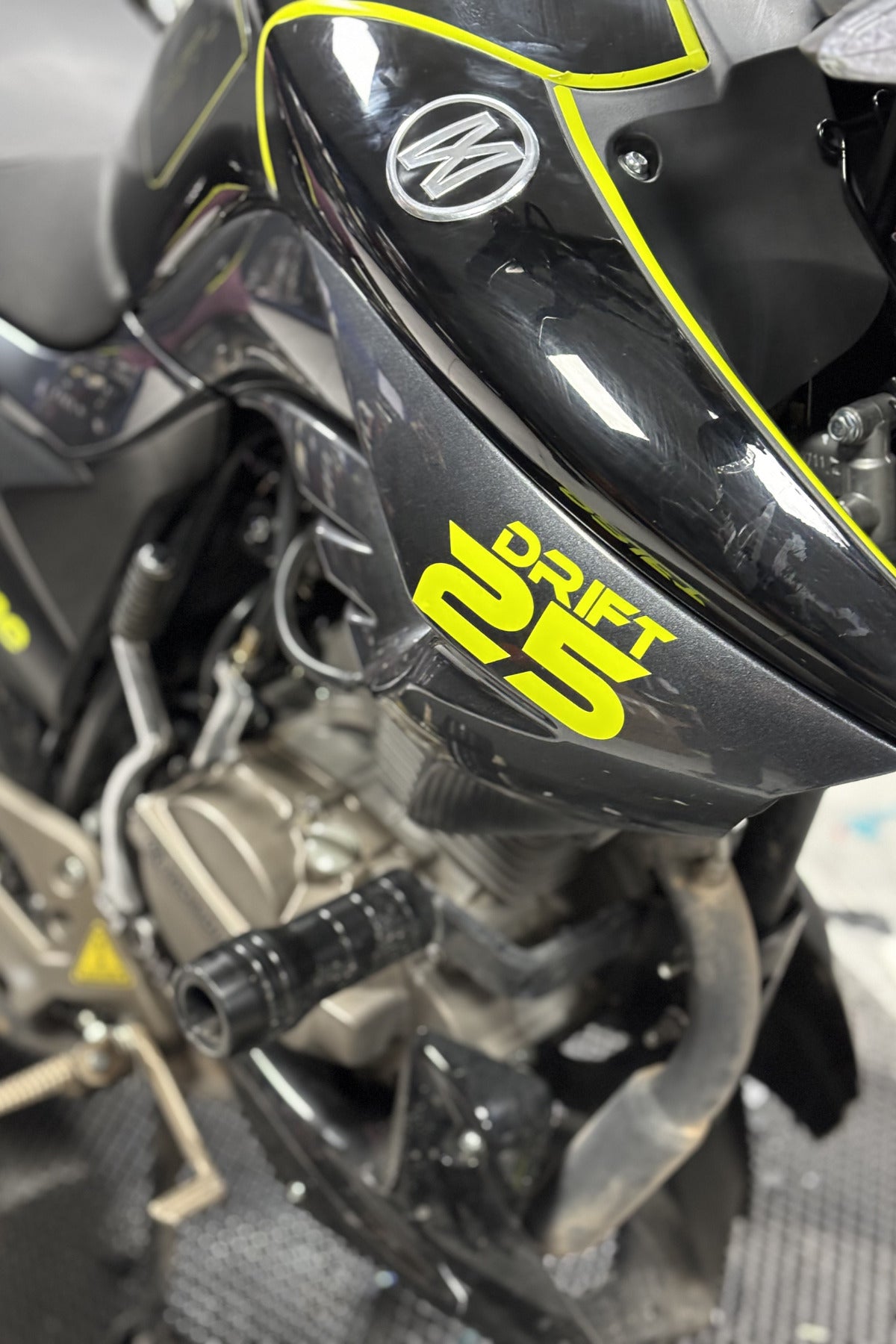 Mondial Drift-L için Neon Sarı Drift 25 Sticker Etiket (1 Adet)
