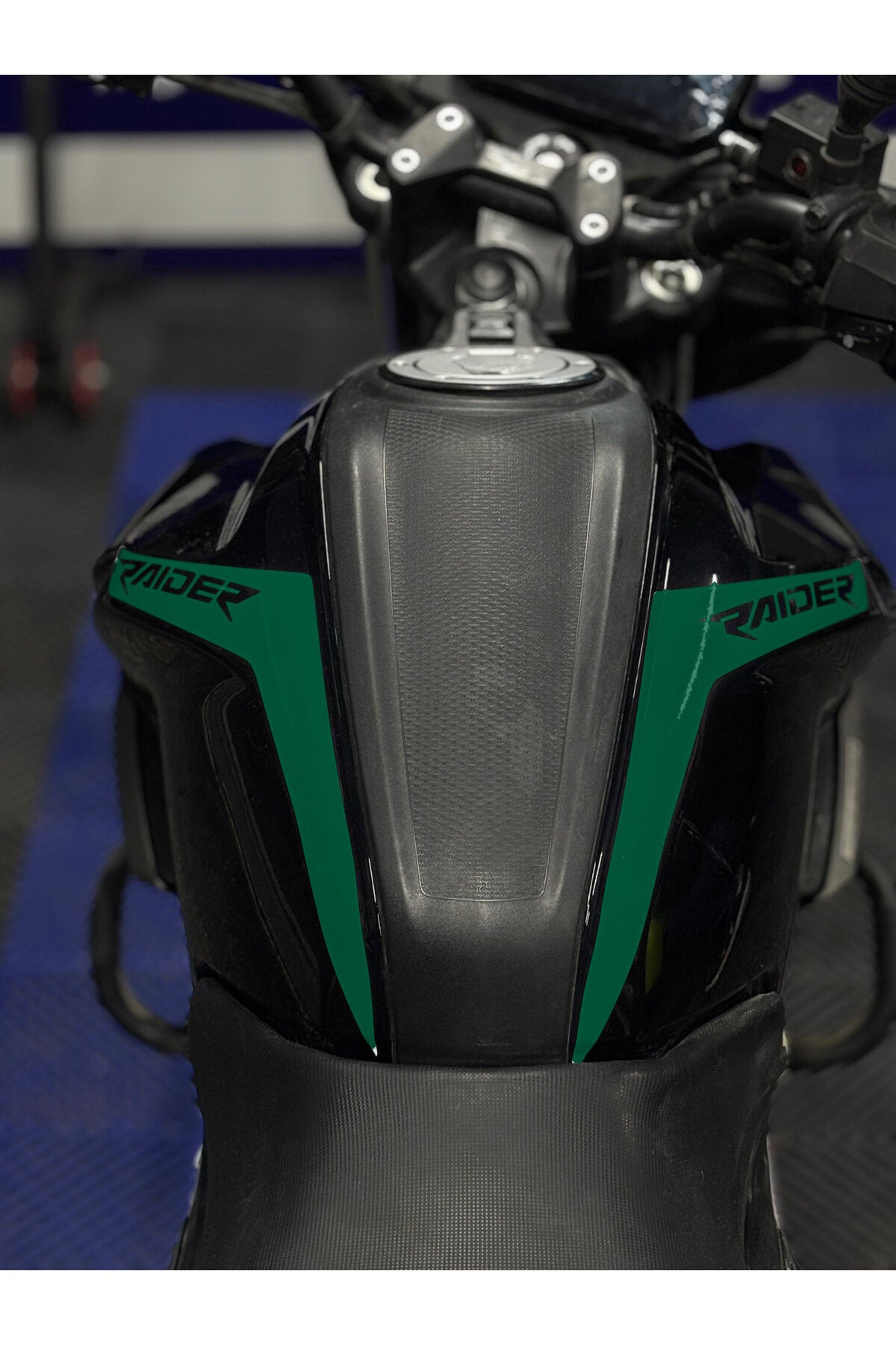 TVS Raider 125 için Raider Yazılı Depo Kordon sticker Etiket (Sağ ve Sol)