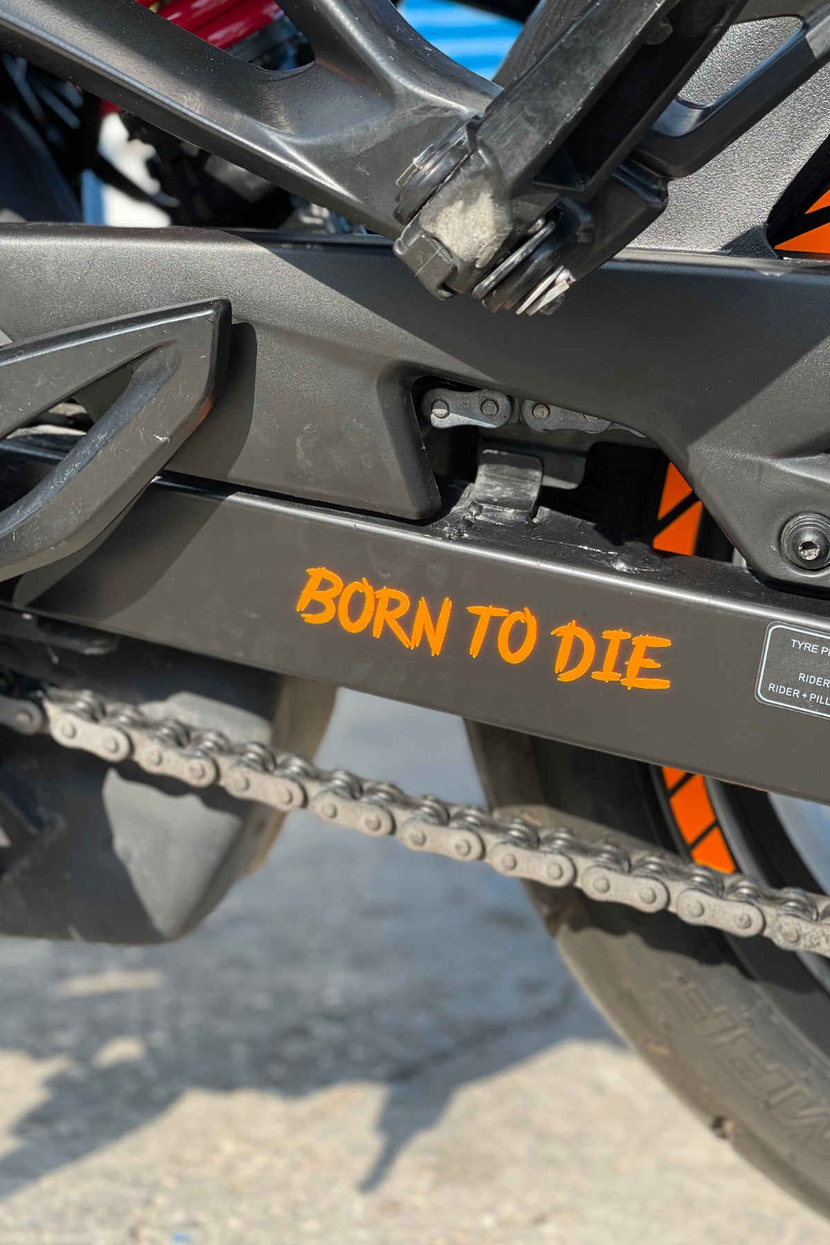 Motor-Kask-Vizör için Orafol Neon Turuncu Born to Die Sticker Etiket (1 Adet)