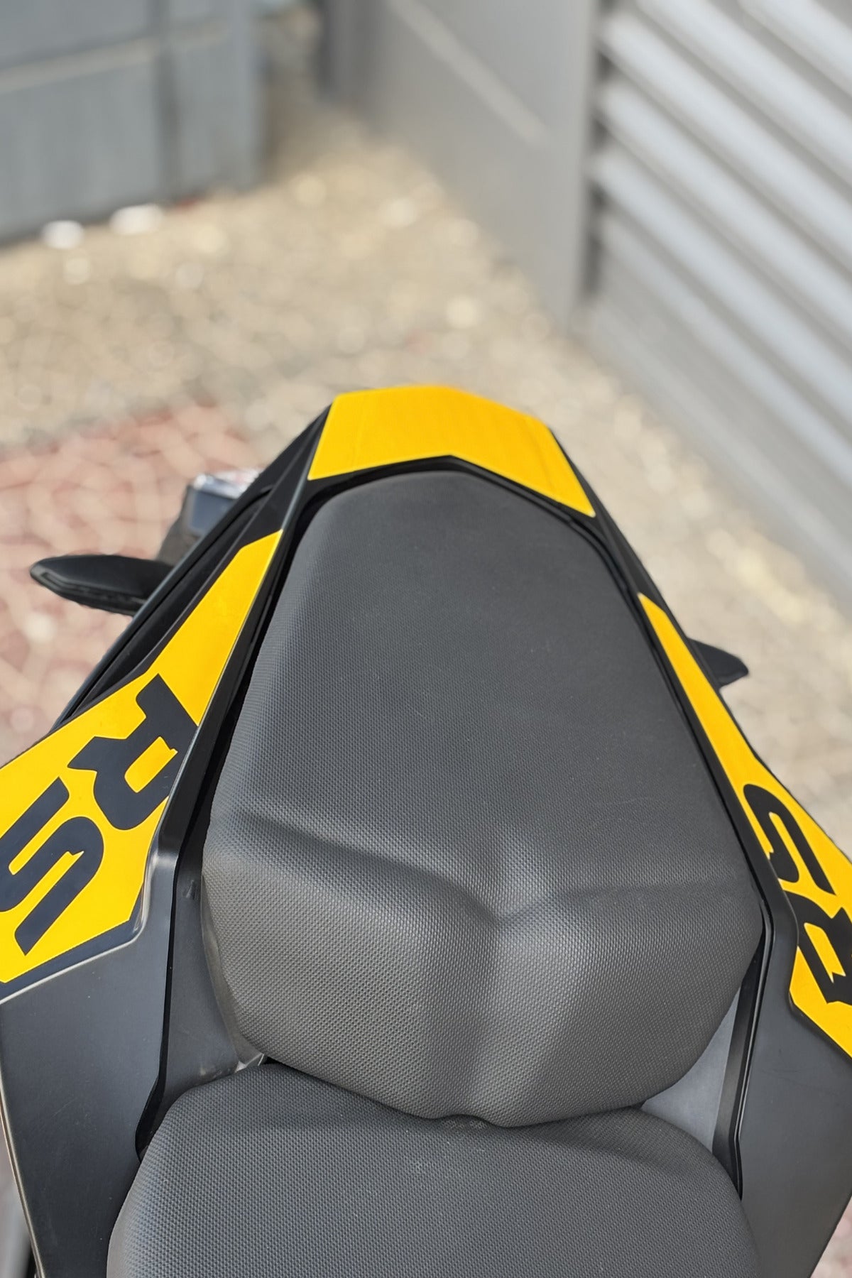 Bajaj Pulsar RS200 için Arka Kuyruk için 3 Parça RS Yazılı Sticker Seti (Tüm Yıllara Uyumlu)