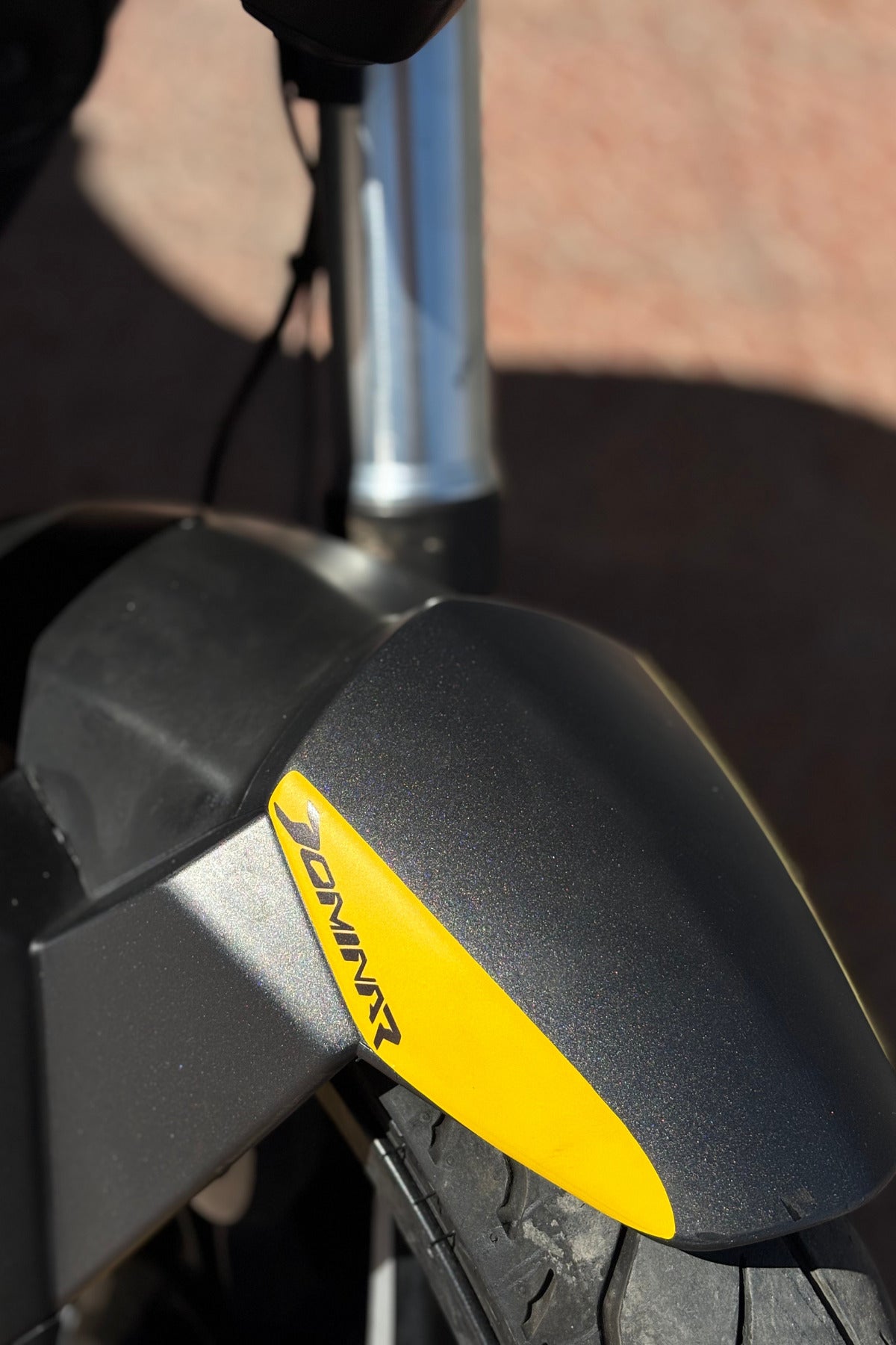 Bajaj Dominar 400 için Mat Sarı Baskılı Komple Sticker Seti