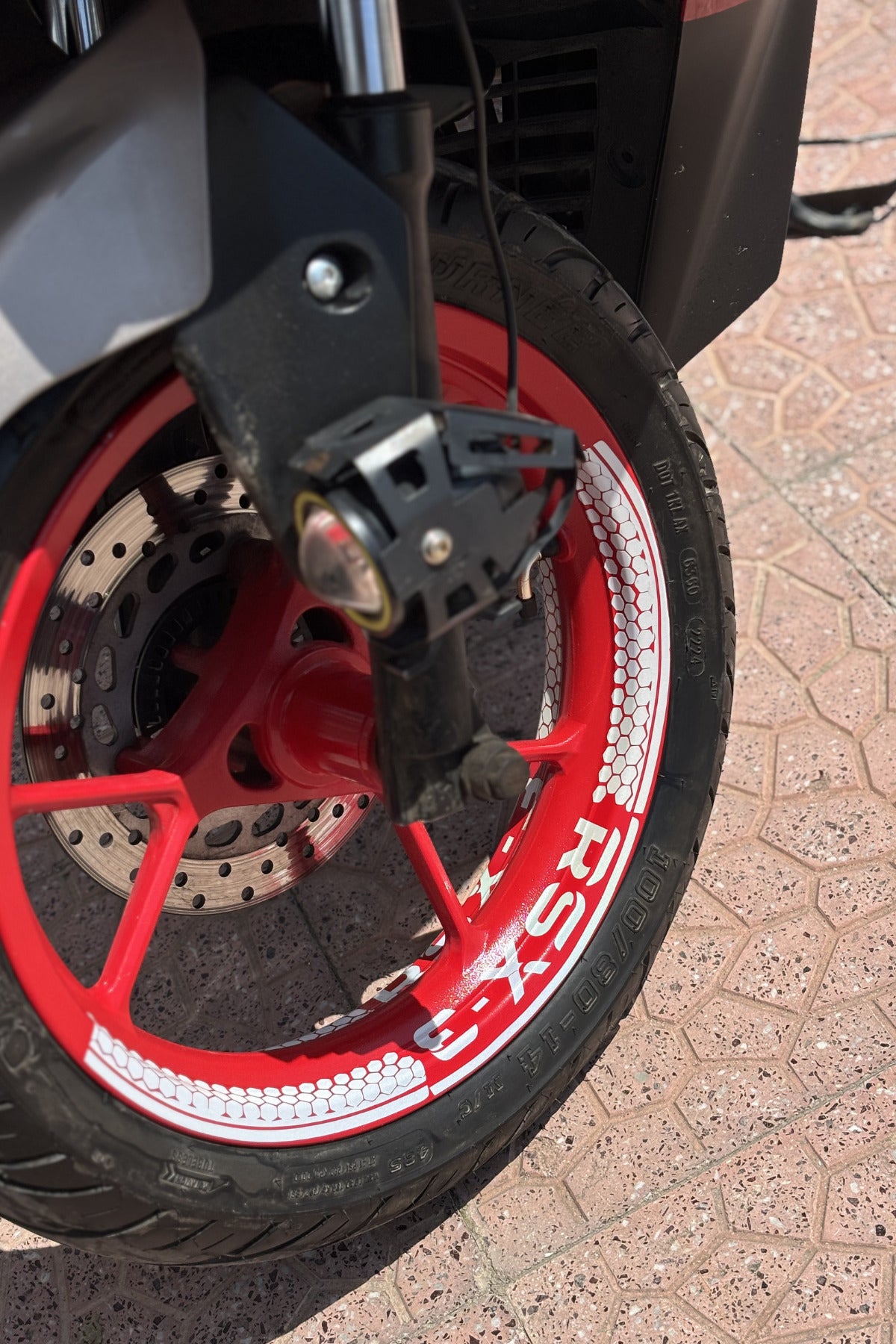 Volta RSX-3 için Beyaz Renk Altıgen Motifli Jant Şeridi Sticker Seti ( 4 Parça)