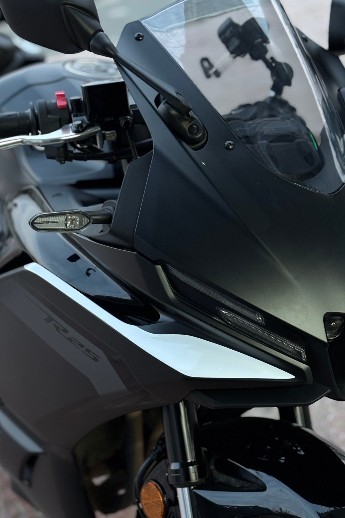 Yamaha R25 2025 Model için Kanat Beyaz Renk Sticker Etiket (Sağ ve Sol )