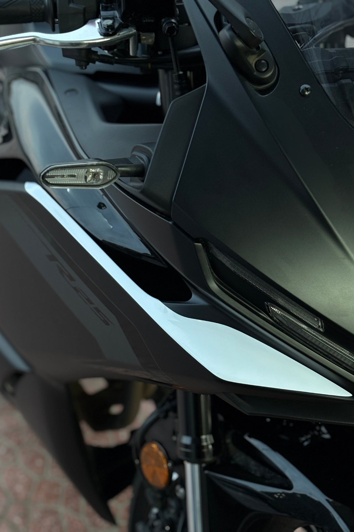 Yamaha R25 2025 Model için Kanat Beyaz Renk Sticker Etiket (Sağ ve Sol )