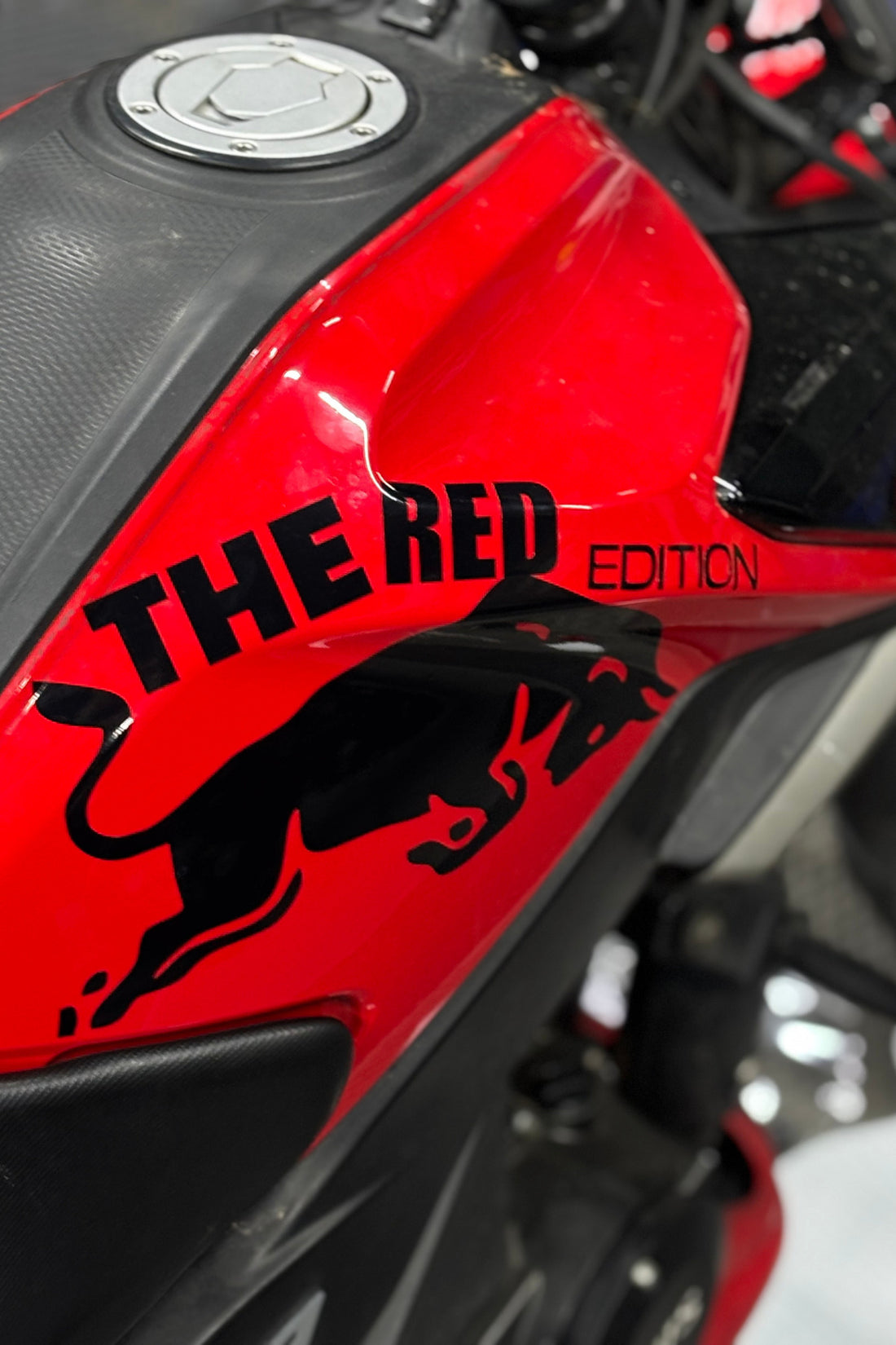 TVS Raider 125 için Boğa Enerji Red Edition Sticker
