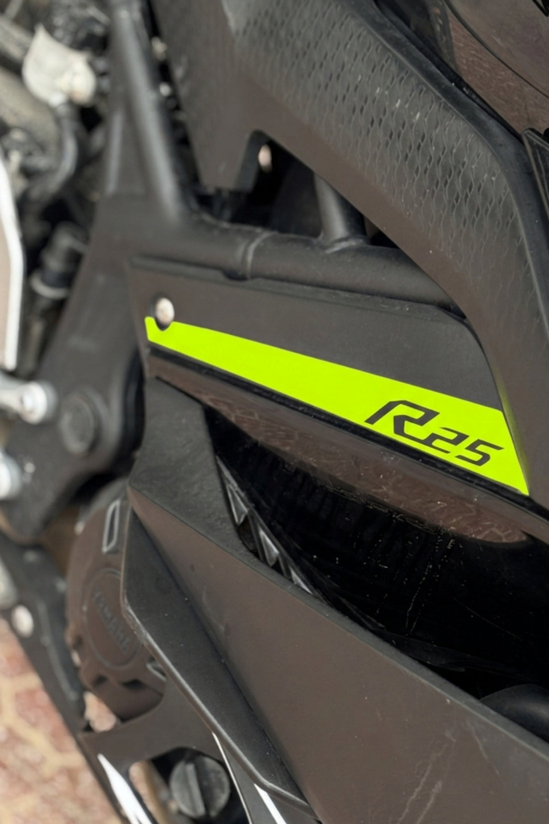 Yamaha R25 için Yan Parça için R25 Yazılı Detay Parça Sticker (2019-2024 arası Uyumludur)