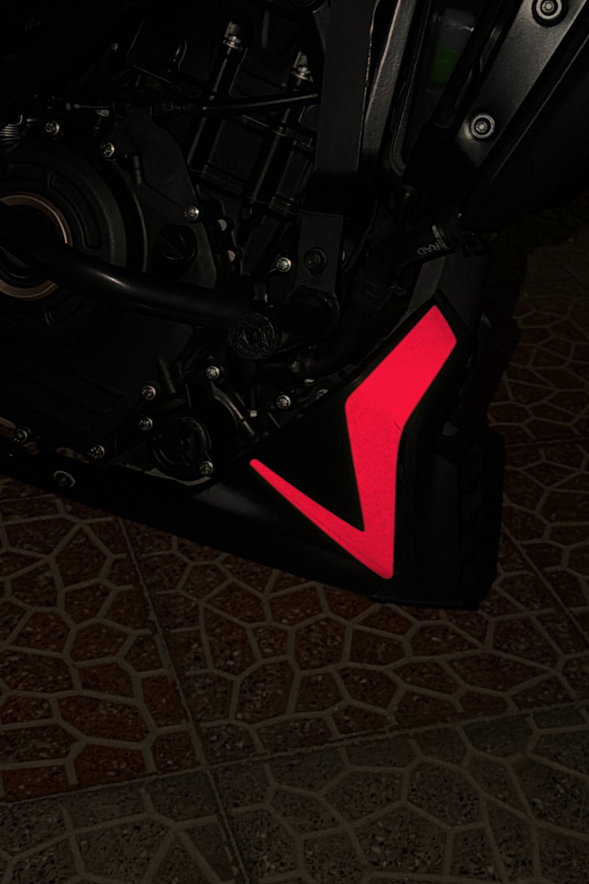 Bajaj Dominar 250/400 için Reflektörlü Sakal Sticker Etiket (Sağ ve Sol)