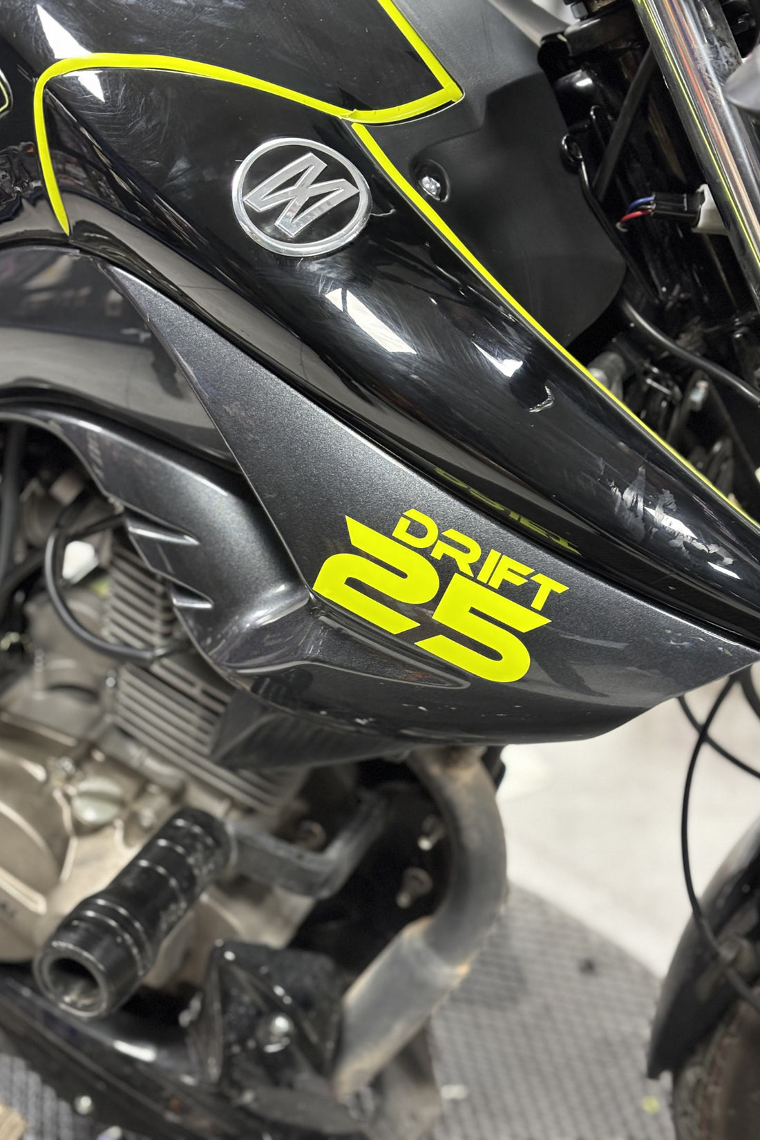 Mondial Drift-L için Neon Sarı Drift 25 Sticker Etiket (1 Adet)