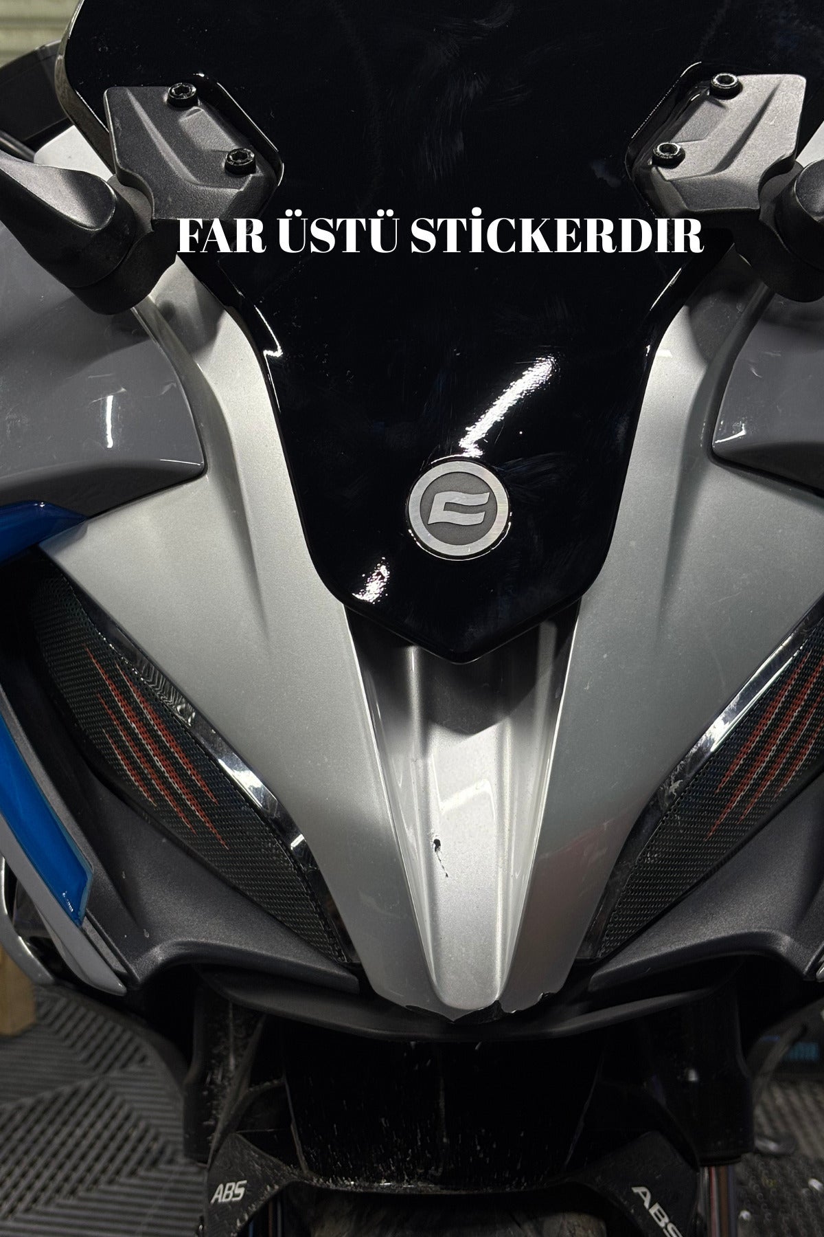 CFMOTO SR250 için Delikli Far Üstü Sticker Seti Aydınlatma Engellemez(Sağ ve Sol)
