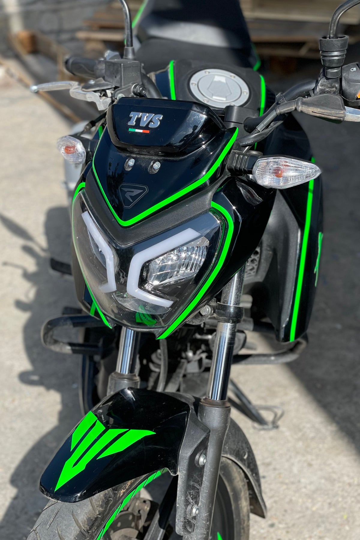 TVS Raider 125 için Neon Yeşil 16 Parça Sticker Etiket Seti (16 Parça )