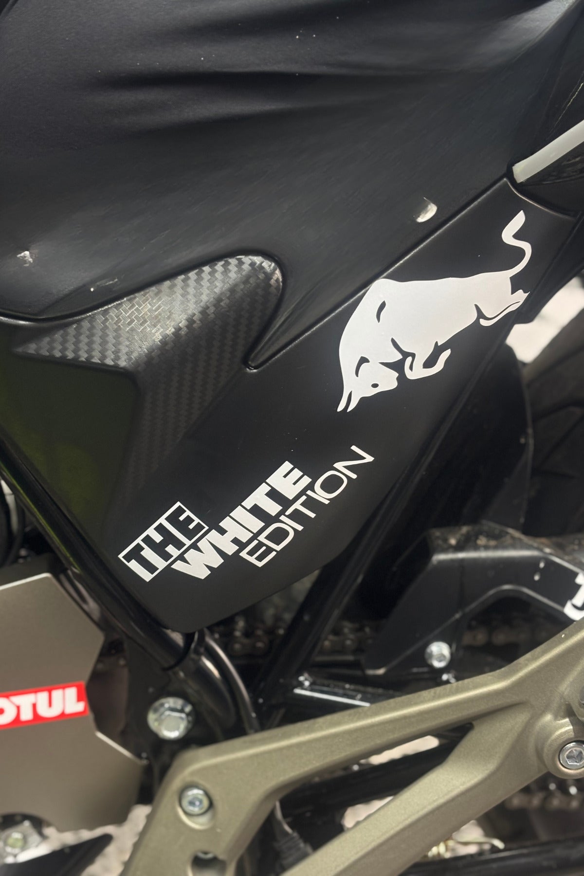 Motosiklet ve Kask için The White Edition Beyaz Renk Sticker Seti (Sağ ve Sol)