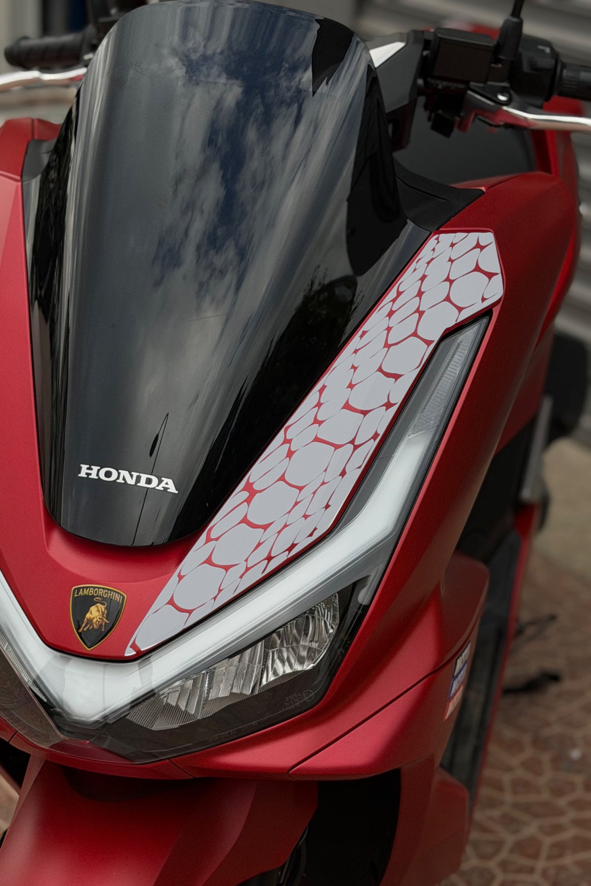 Honda PCX Deluxe için Yeni Kasa 2025-2026 Uyumlu Far Üstü Yılan Pulu Desen Sticker