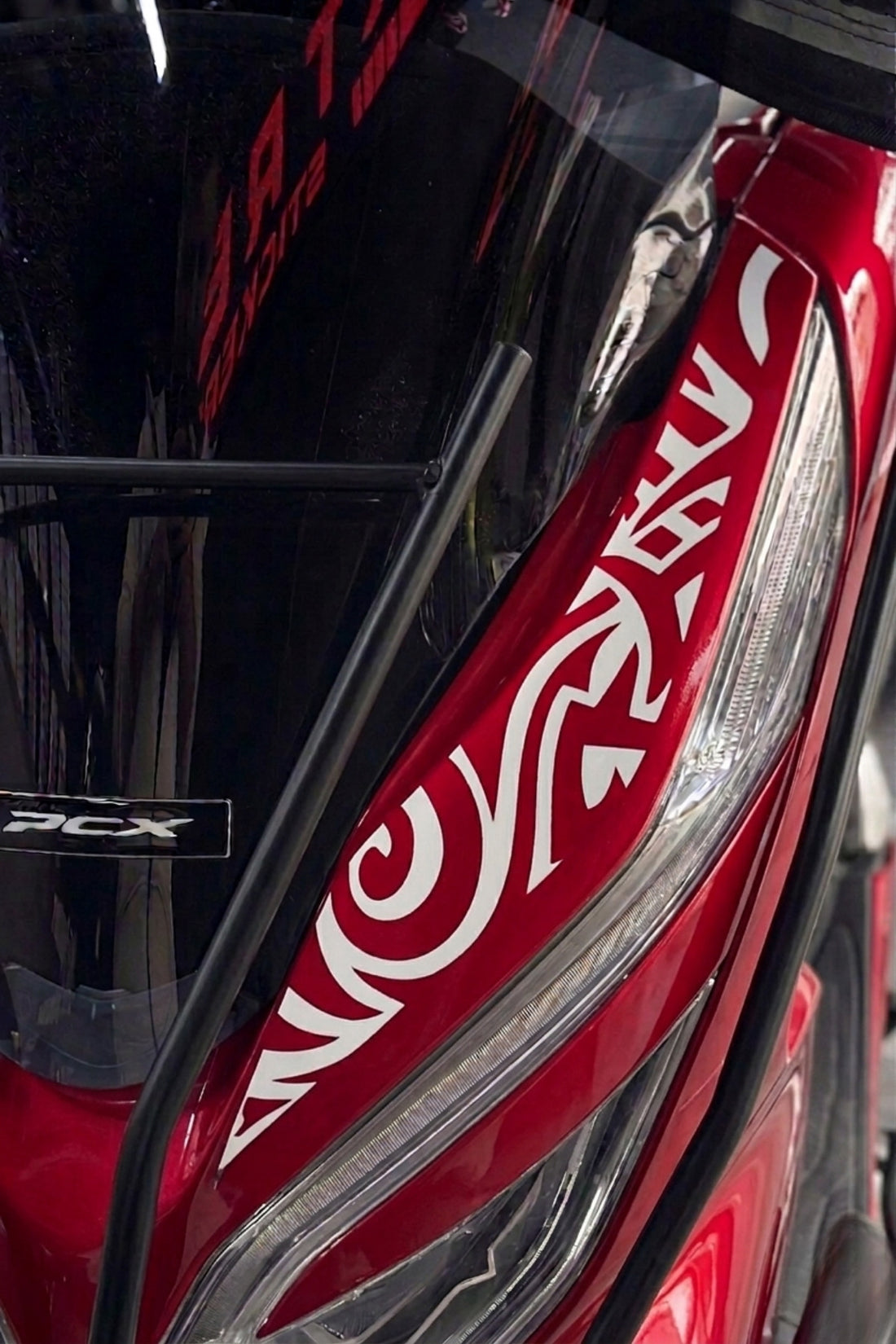 HONDA PCX Kelebek Kasa Uyumlu Far Yanı Tribal Desen Sticker (2018-2019-2020)