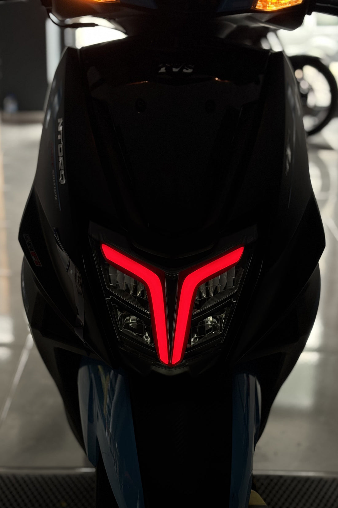 TVS Ntorq Scooter için Kırmızı Renk Far Filmi Sticker Far Tasarım