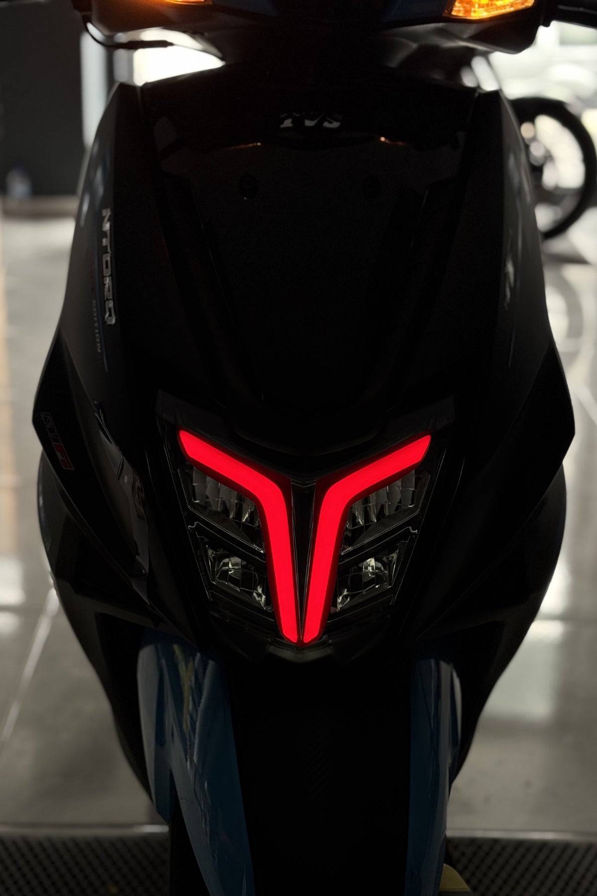 TVS Ntorq Scooter için Kırmızı Renk Far Filmi Sticker Far Tasarım