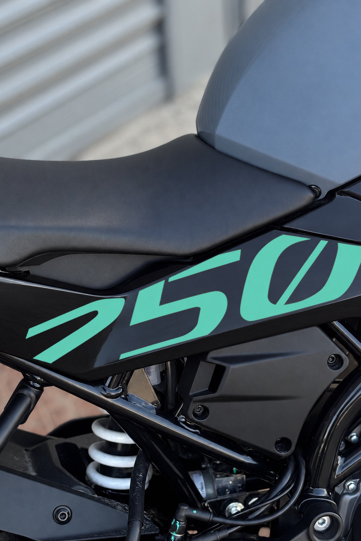 CFMOTO 250SR için Hazır Kalıp 250 Yazıları Sticker Etiket (Sağ ve Sol )